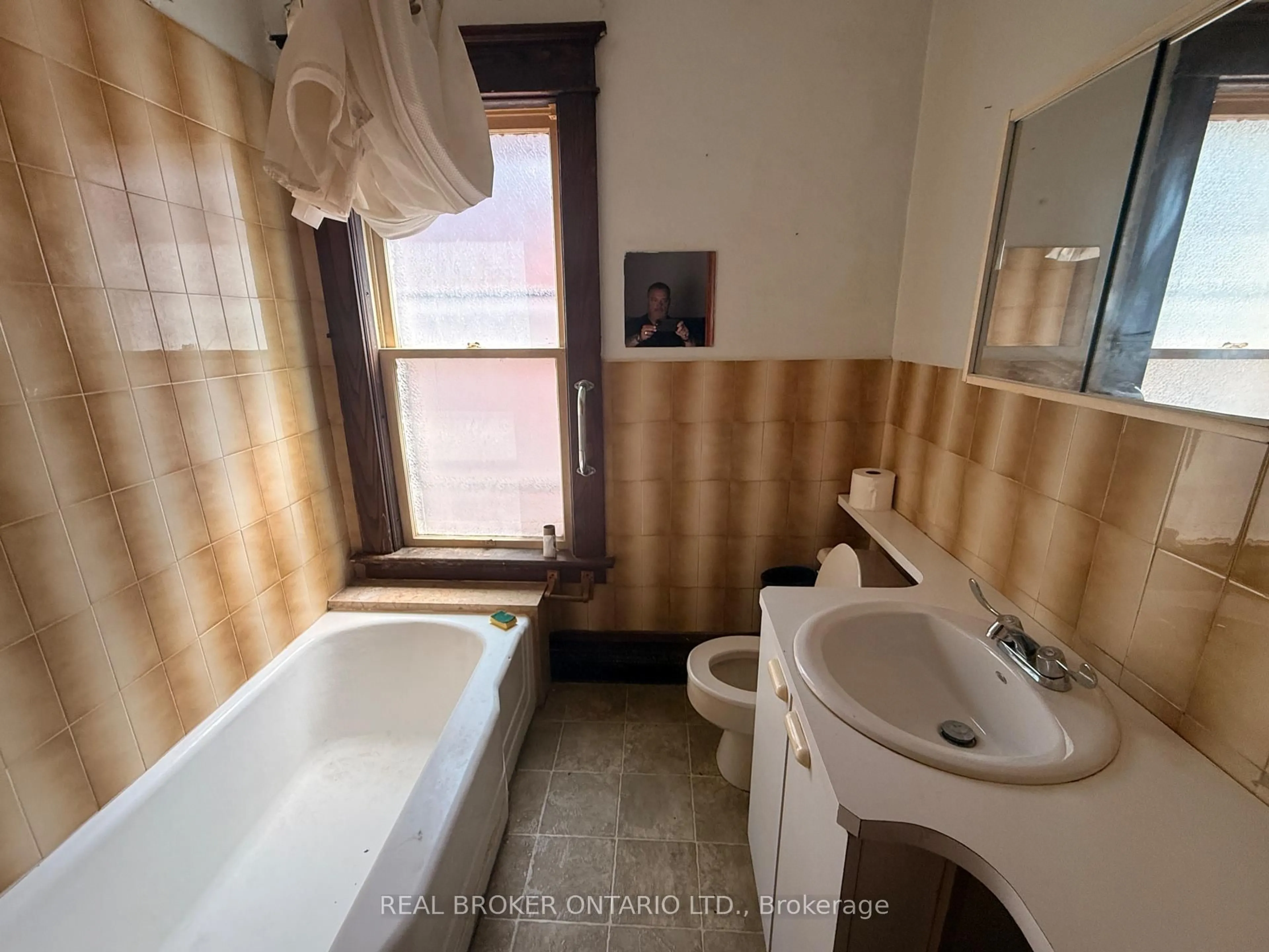 Standard bathroom, unknown for 28 Grove St, Welland Ontario L3B 4B4