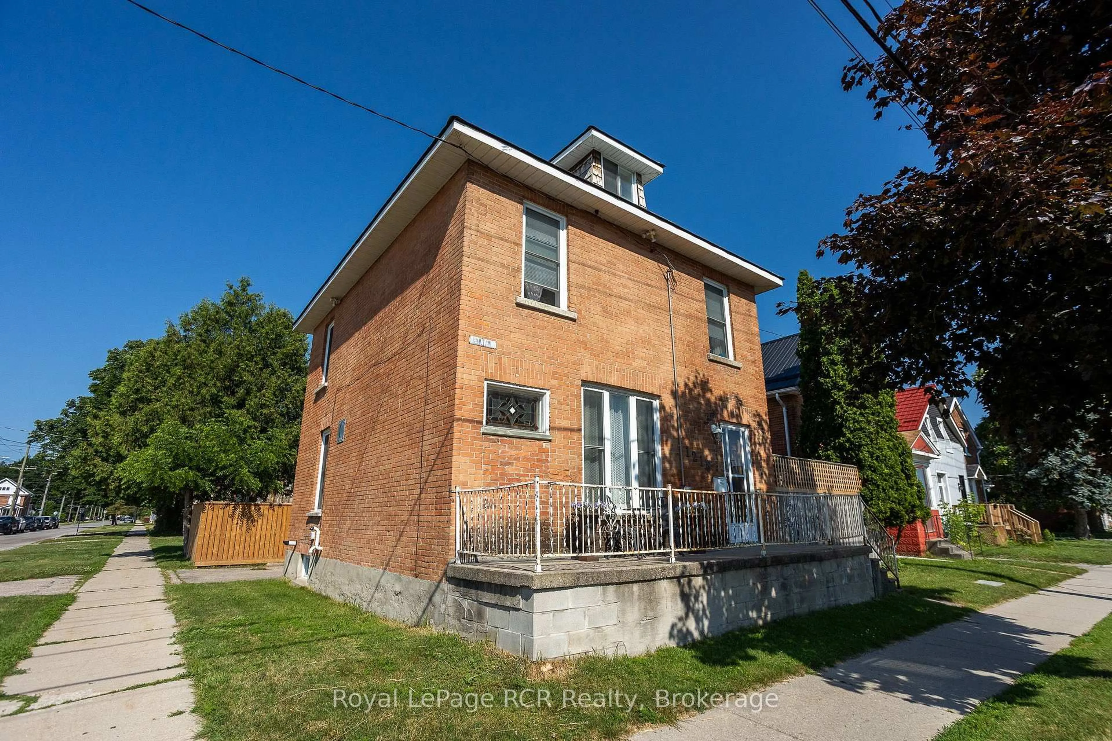 Home with brick exterior material, building for 1218 1st Ave, Owen Sound Ontario N4K 4L1