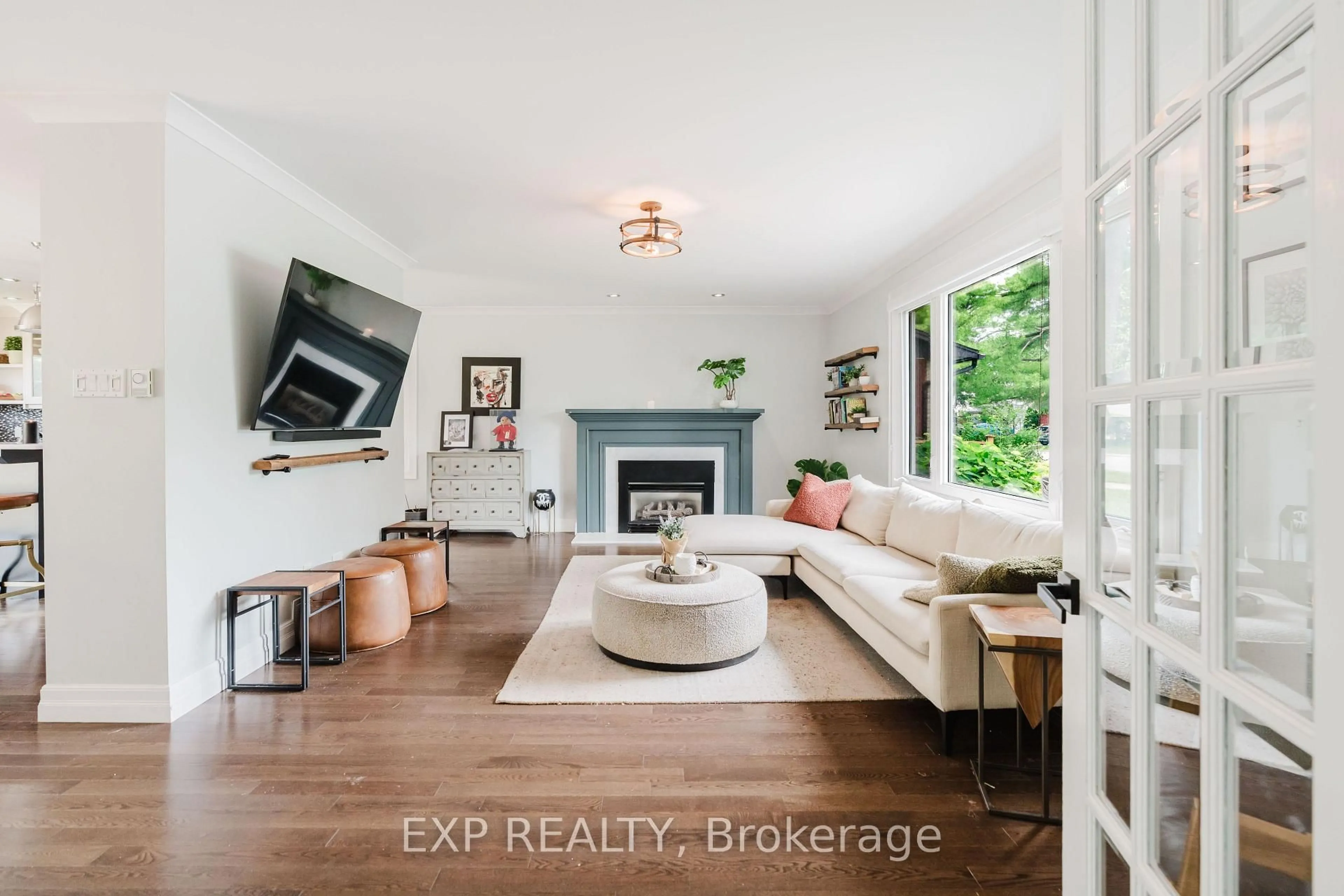 Living room with furniture, ceramic/tile floor for 2136 Fillmore Cres, Ottawa Ontario K1J 6A4