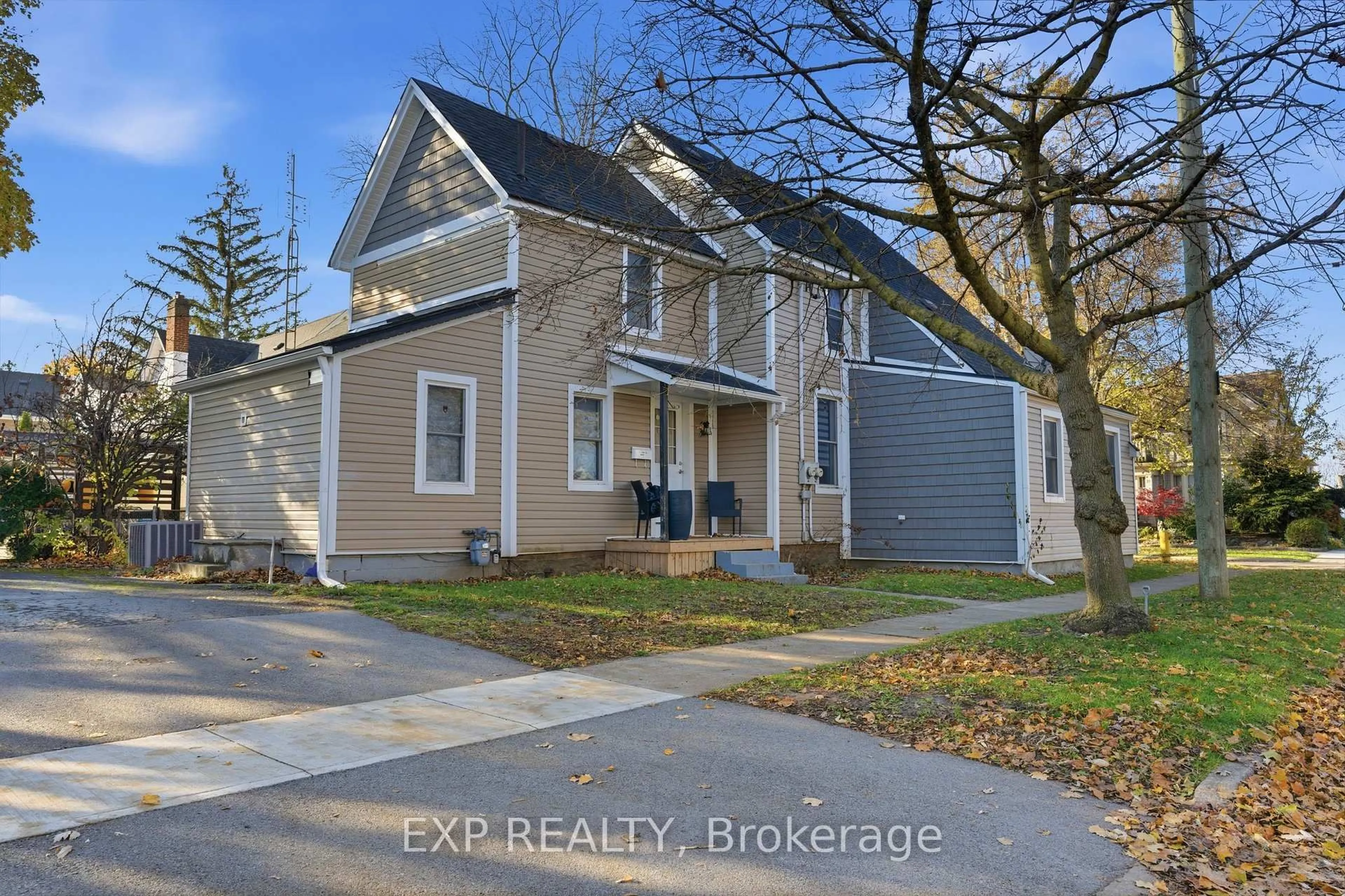 A pic from outside/outdoor area/front of a property/back of a property/a pic from drone, street for 20 Henry St, St. Catharines Ontario L2R 5T3