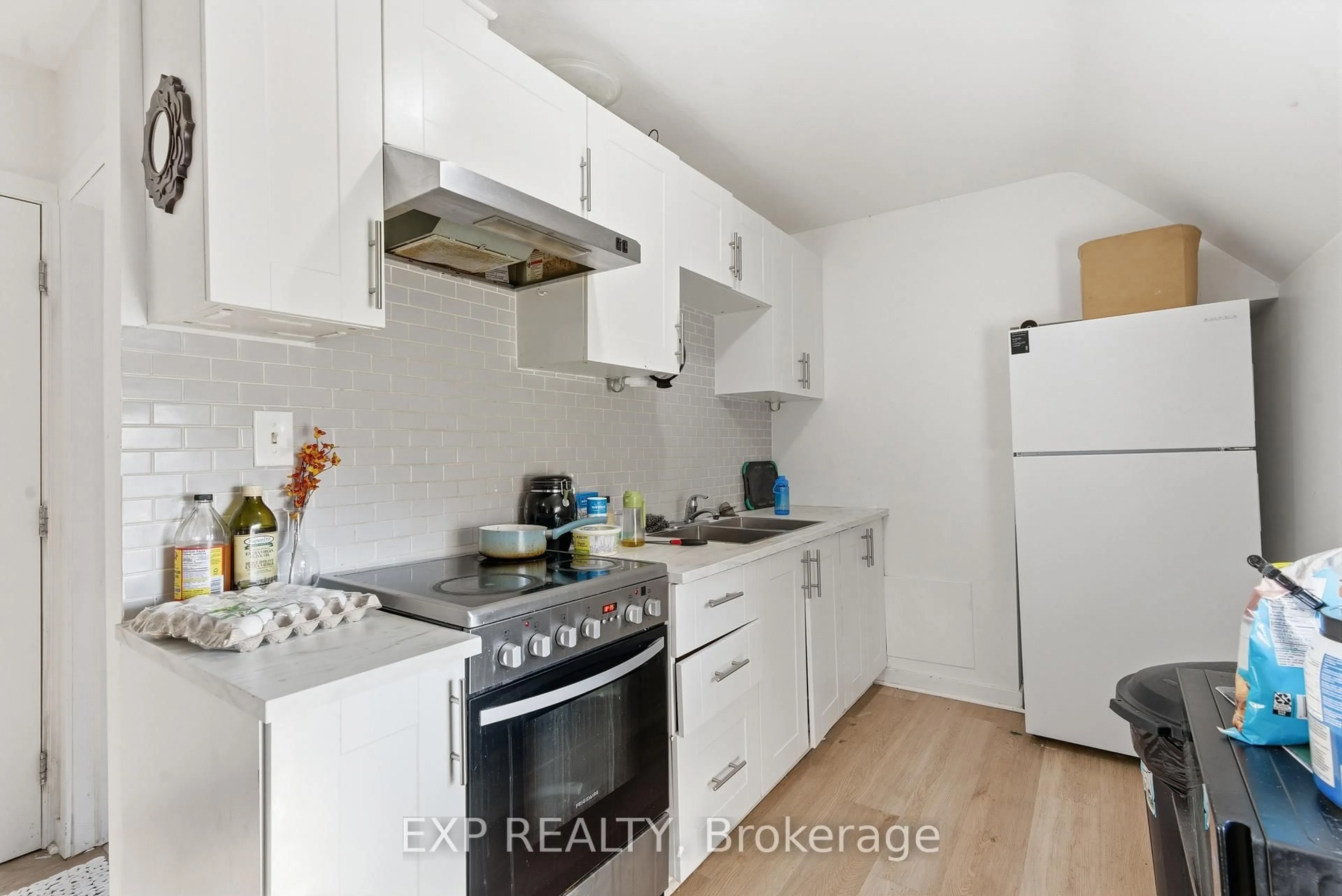 Standard kitchen, wood/laminate floor for 20 Henry St, St. Catharines Ontario L2R 5T3