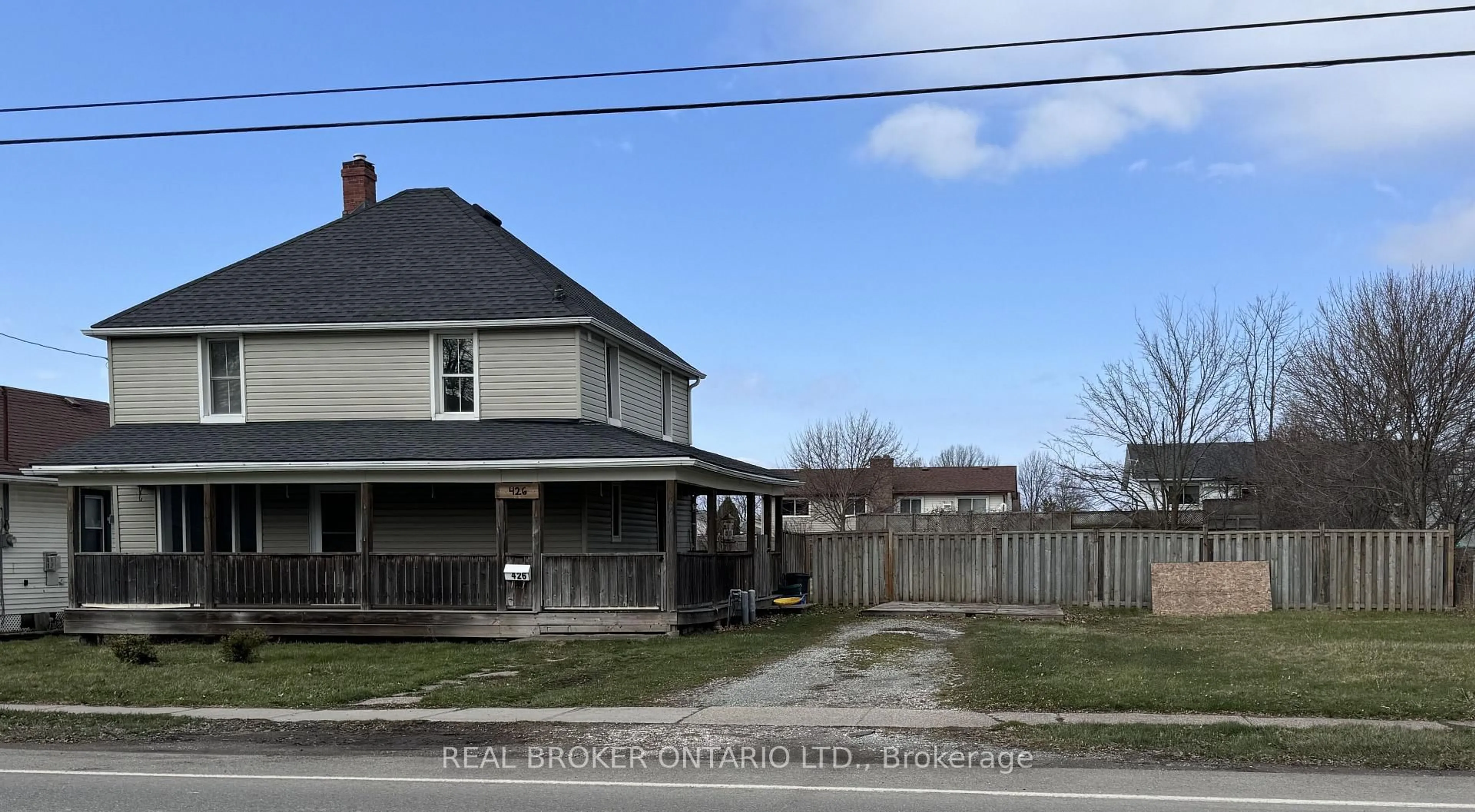 A pic from outside/outdoor area/front of a property/back of a property/a pic from drone, street for 426 Phipps St, Fort Erie Ontario L2A 2V9