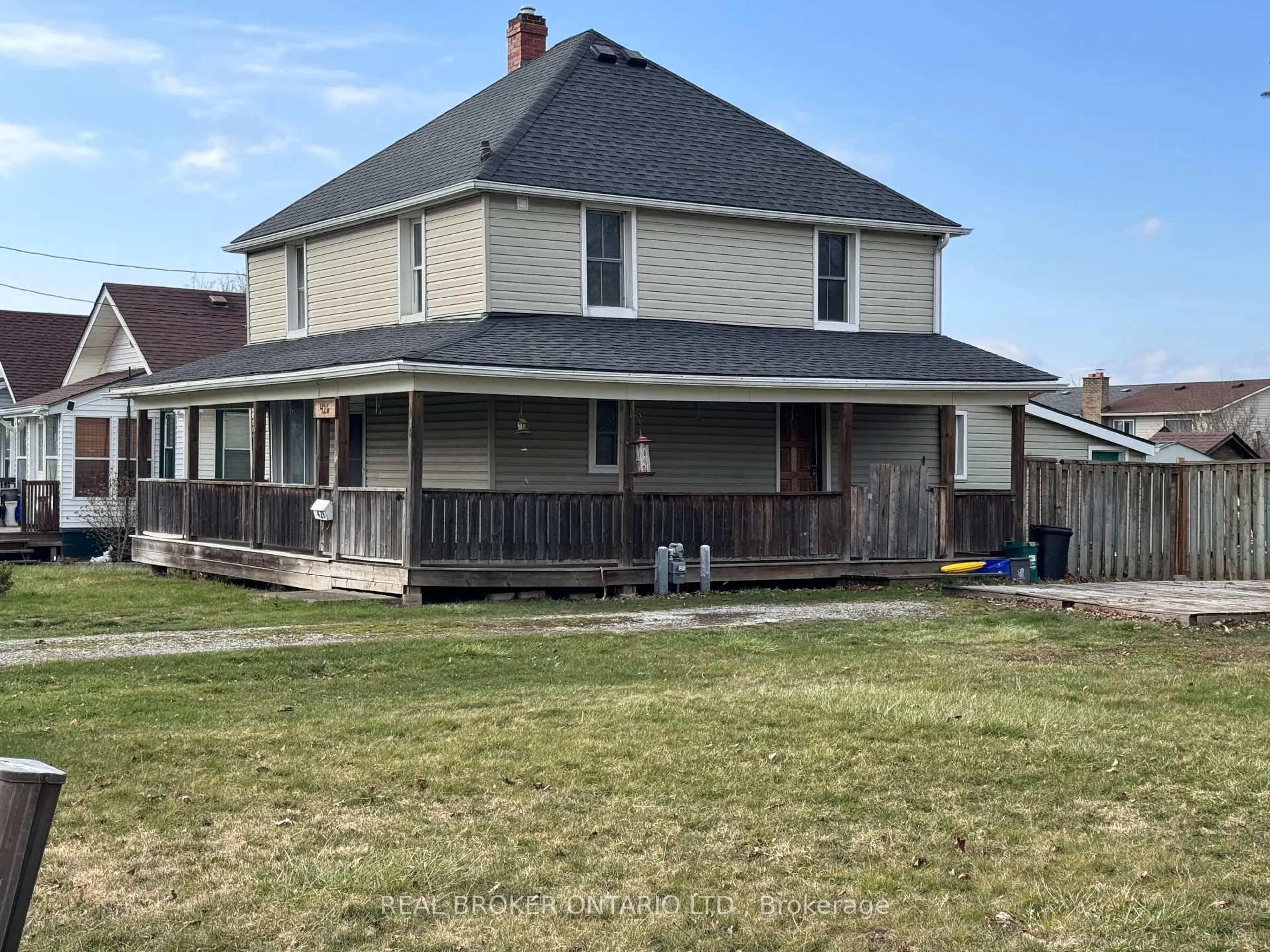 A pic from outside/outdoor area/front of a property/back of a property/a pic from drone, street for 426 Phipps St, Fort Erie Ontario L2A 2V9