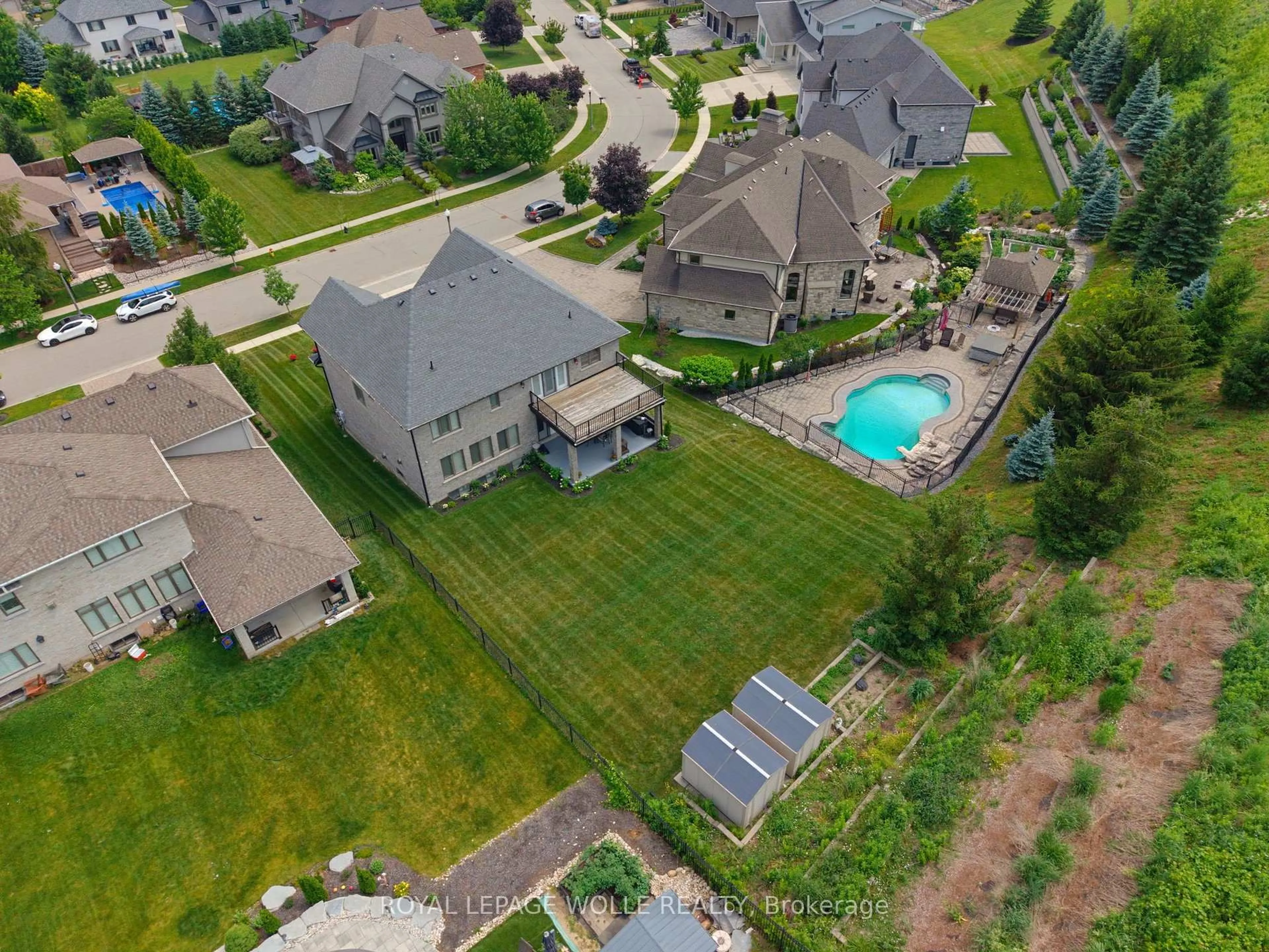 A pic from outside/outdoor area/front of a property/back of a property/a pic from drone, unknown for 38 River Valley Dr, Kitchener Ontario N2C 2V6