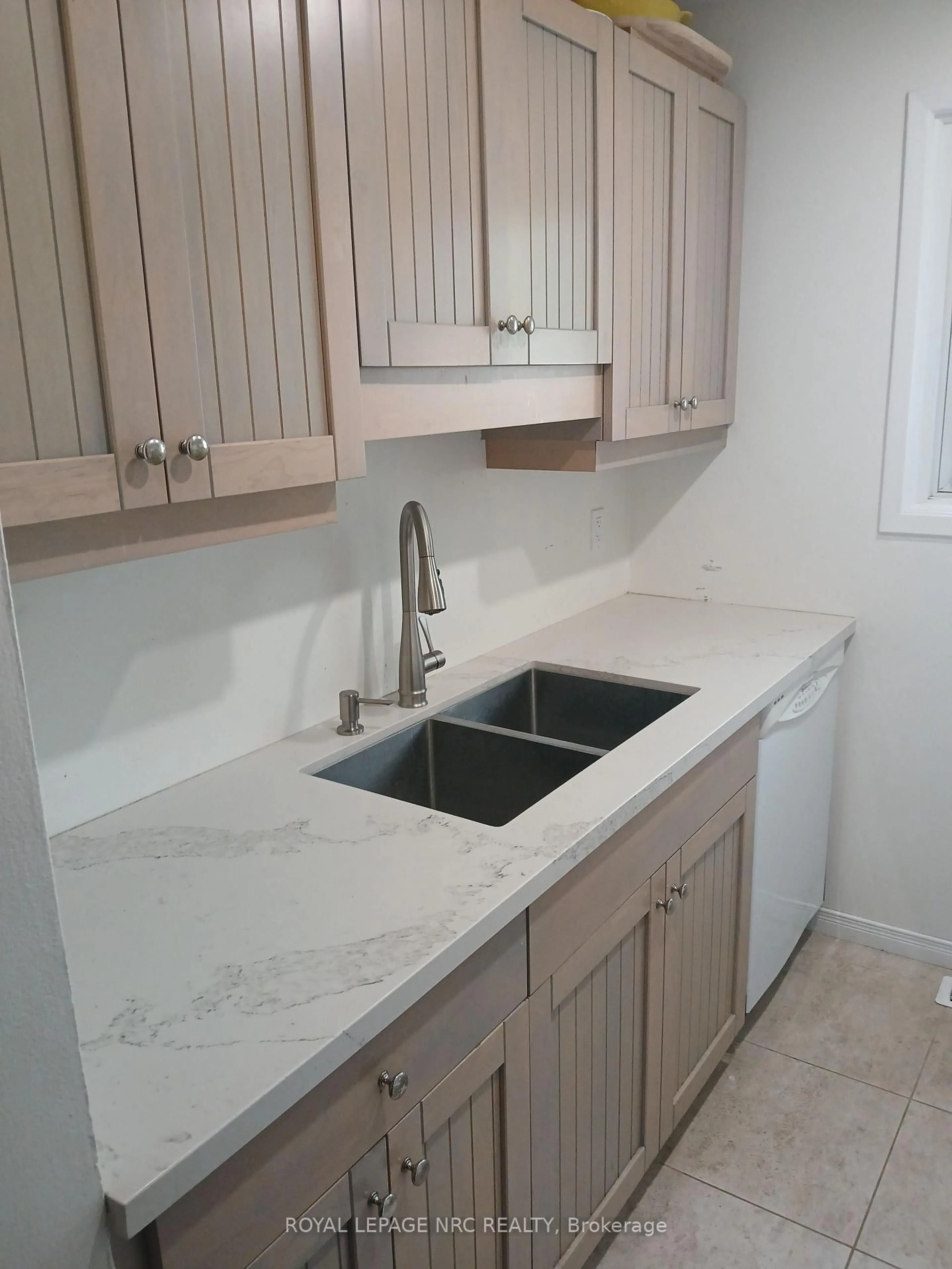 Standard kitchen, ceramic/tile floor for 302 Vine St #31, St. Catharines Ontario L2M 7M6