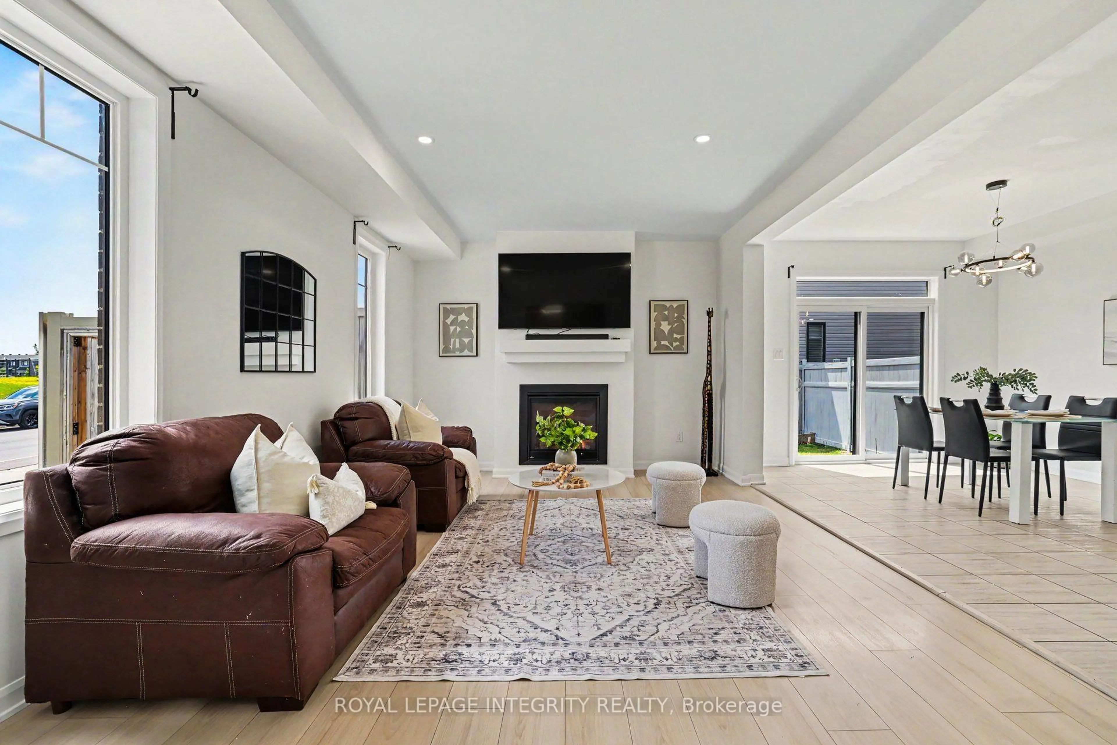 Living room with furniture, unknown for 301 Cloyne Cres, Ottawa Ontario K2J 6W3