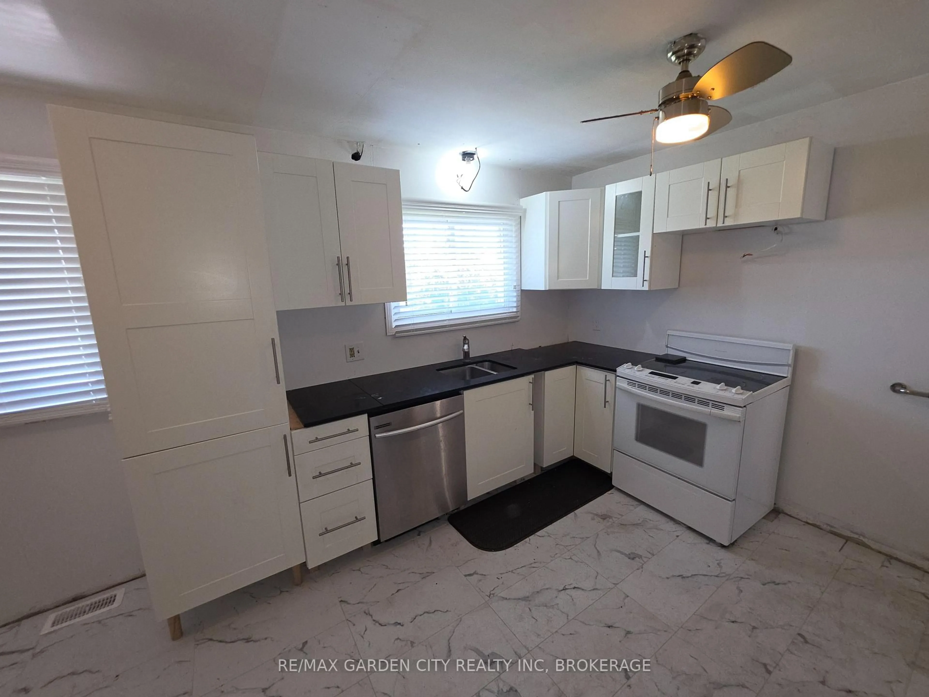 Standard kitchen, unknown for 316 Davis St, Thorold Ontario L2V 1G1