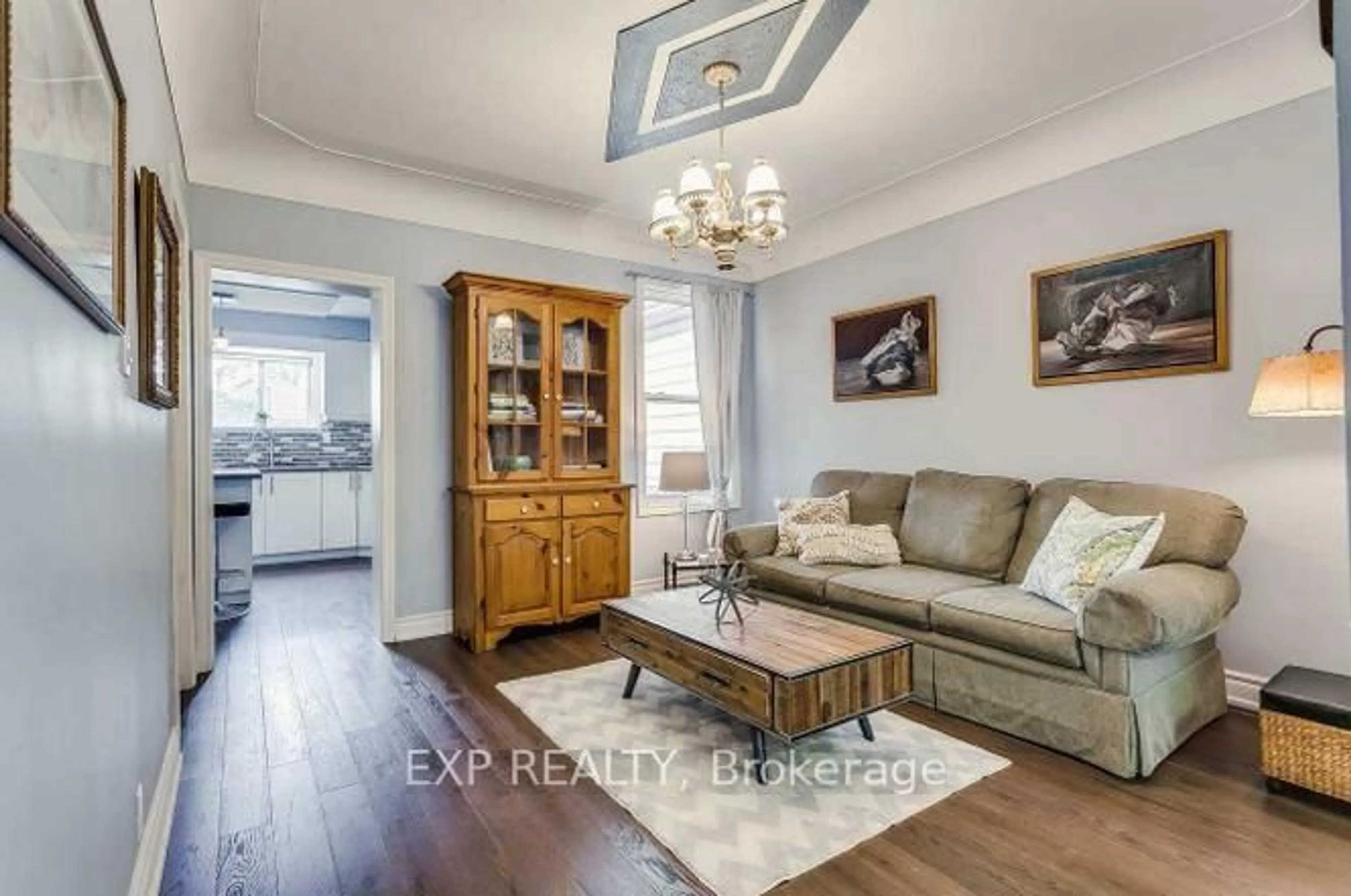 Living room with furniture, wood/laminate floor for 102 Rosslyn Ave, Hamilton Ontario L8L 7P4