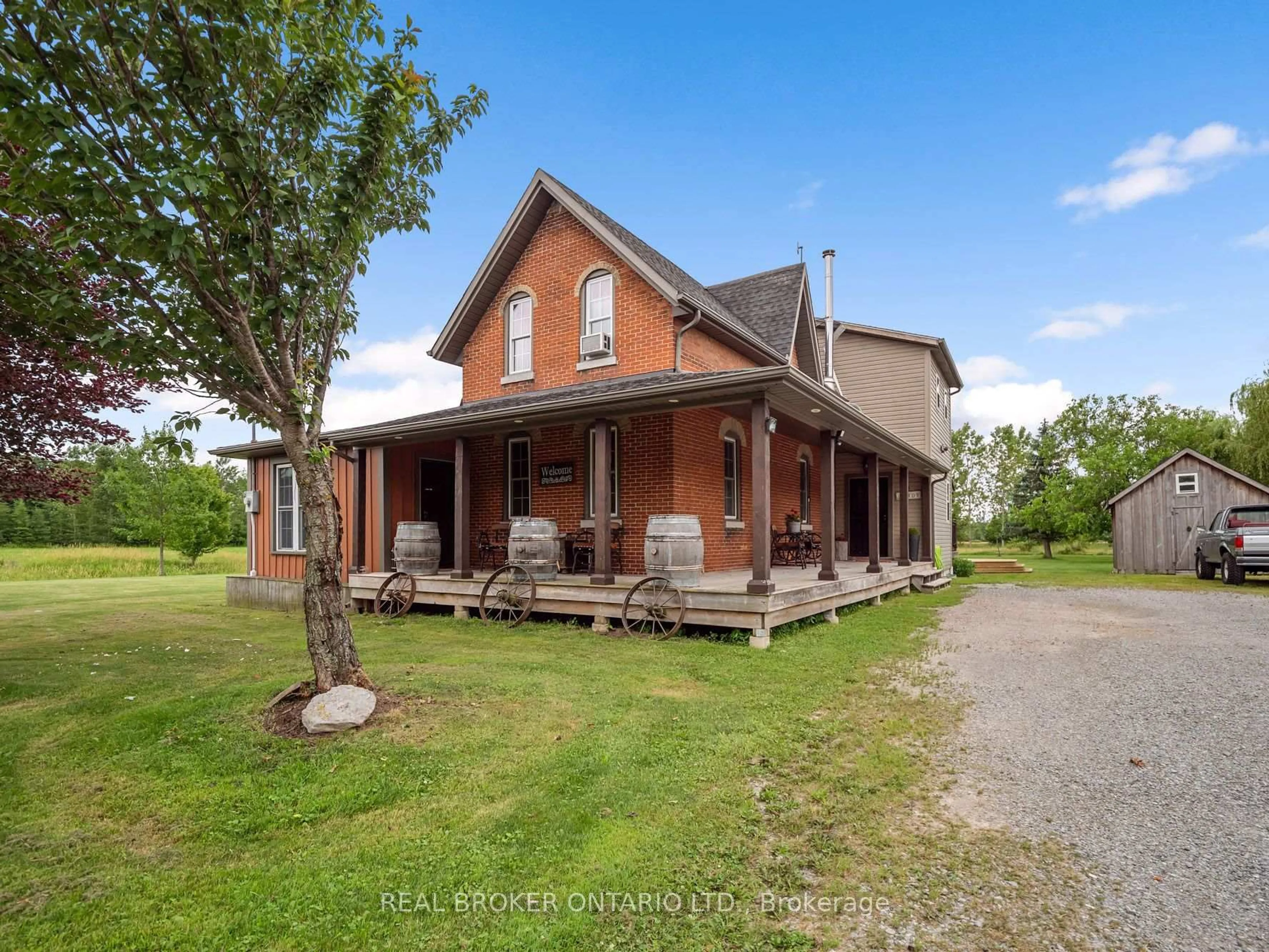 A pic from outside/outdoor area/front of a property/back of a property/a pic from drone, building for 118 River Rd, Pelham Ontario L0S 1C0