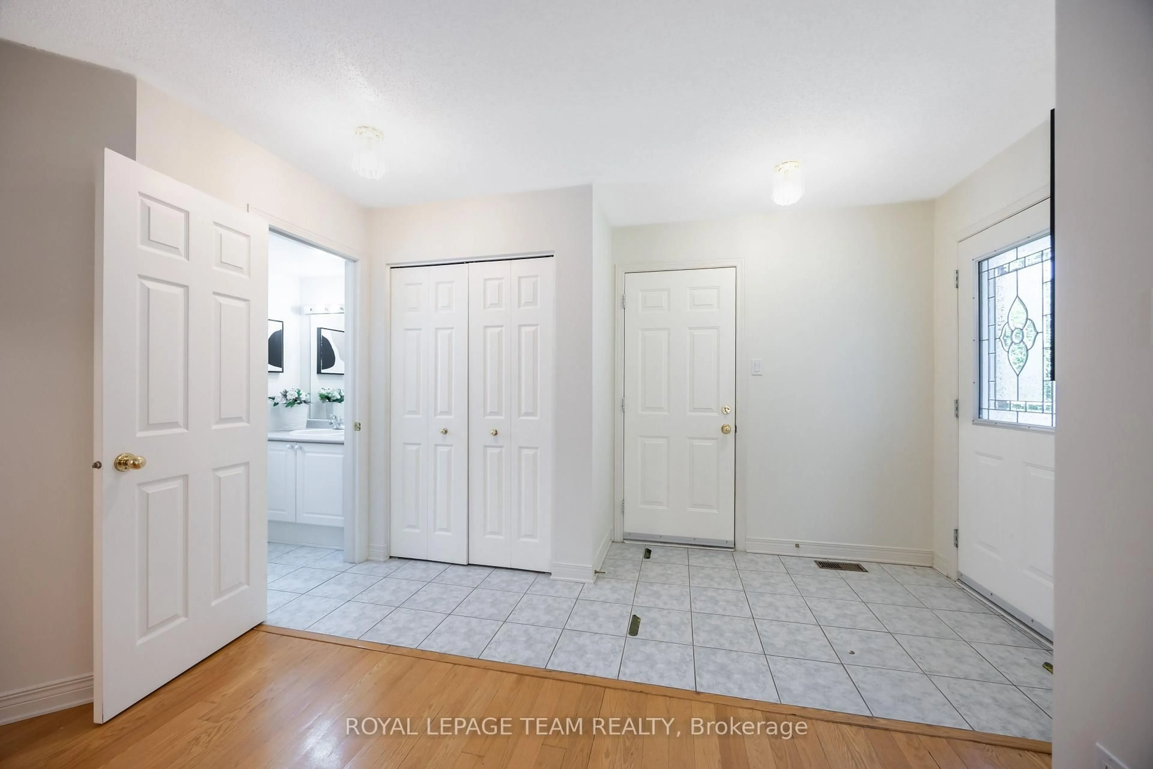 Indoor entryway for 29 Keno Way, Kanata Ontario K2T 1H3