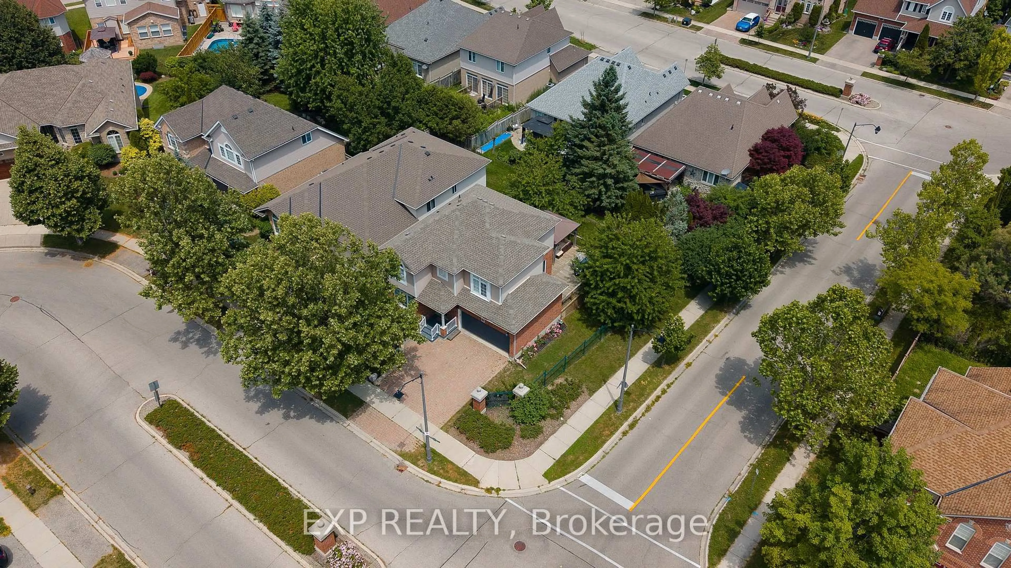A pic from outside/outdoor area/front of a property/back of a property/a pic from drone, street for 620 Munich Circ, Waterloo Ontario N2V 2L6