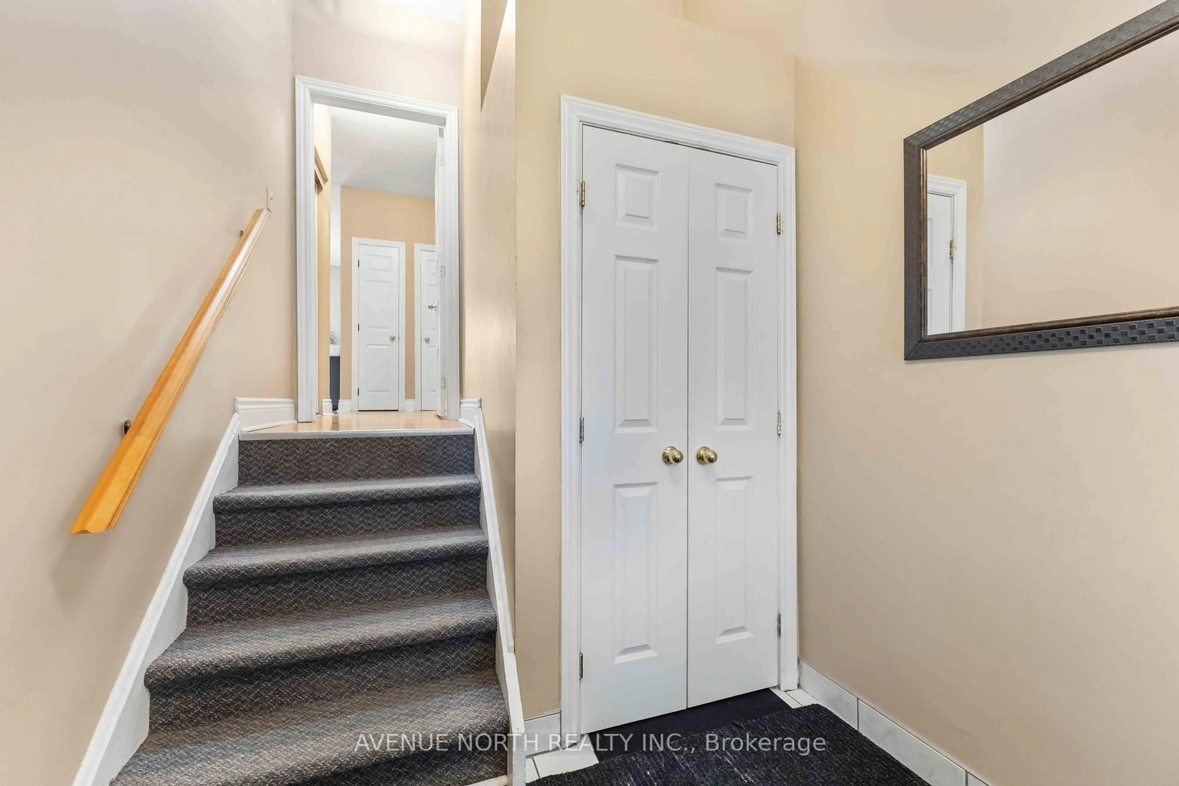 Indoor entryway for 6803 Barsona Pl, Ottawa Ontario K1C 1J2
