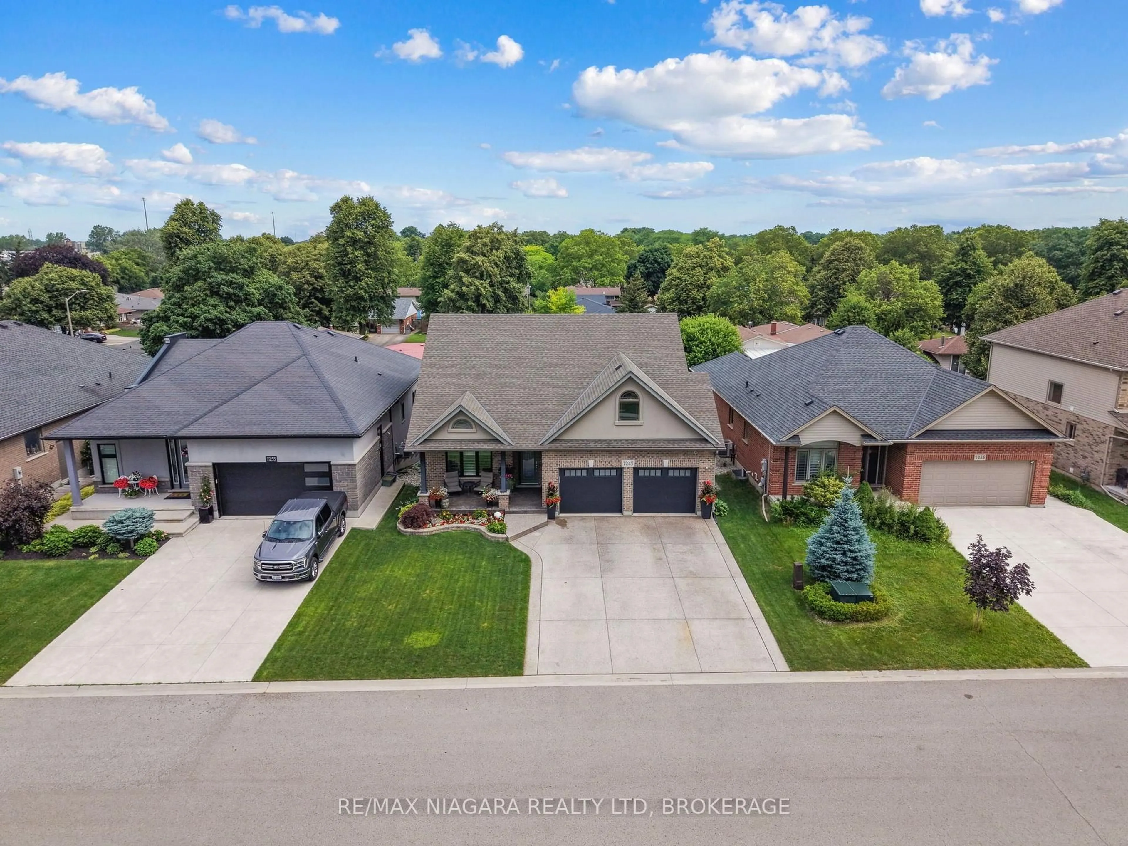 A pic from outside/outdoor area/front of a property/back of a property/a pic from drone, street for 7245 Optimist Lane, Niagara Falls Ontario L2E 0B3