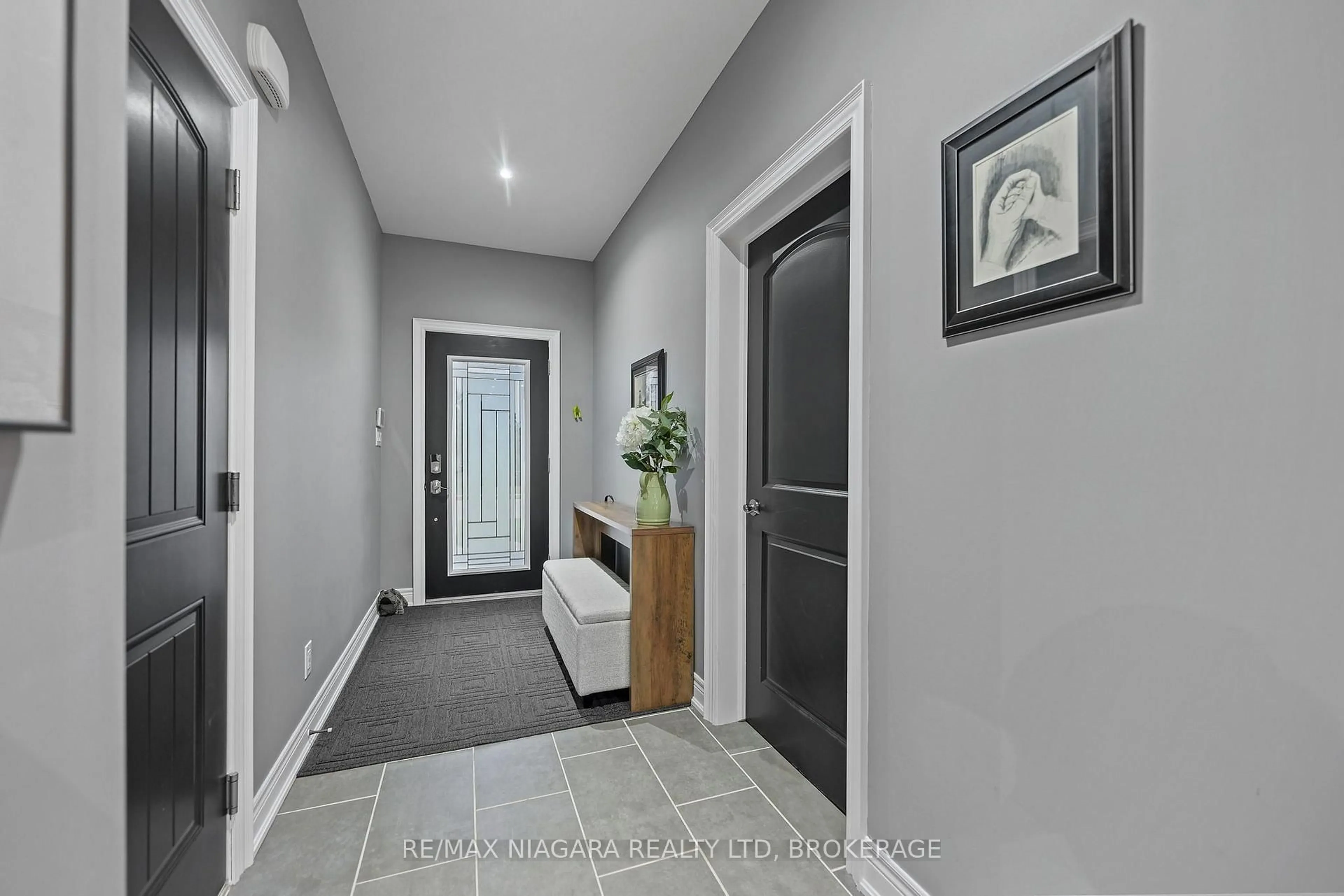 Indoor entryway for 7245 Optimist Lane, Niagara Falls Ontario L2E 0B3