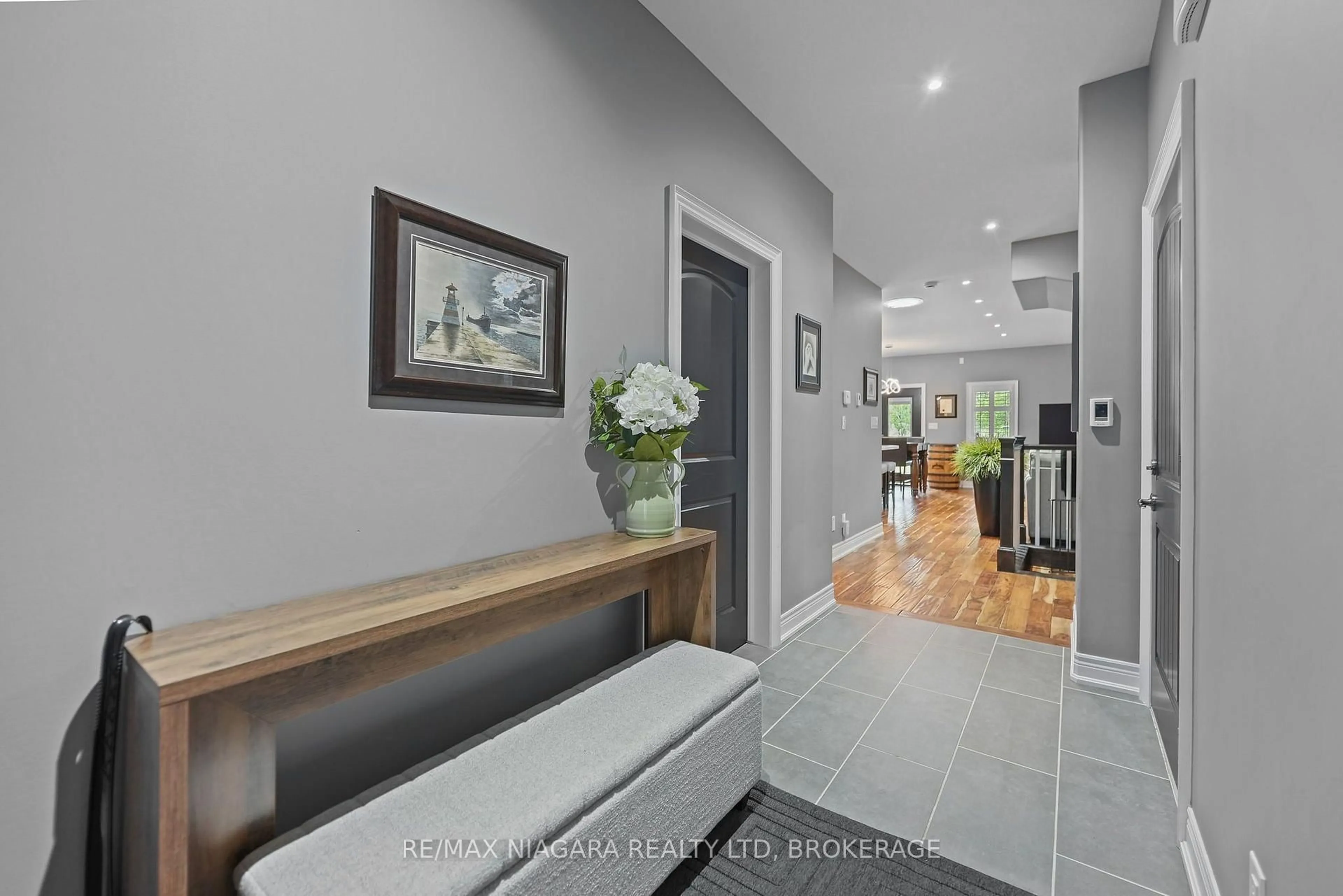 Indoor entryway for 7245 Optimist Lane, Niagara Falls Ontario L2E 0B3