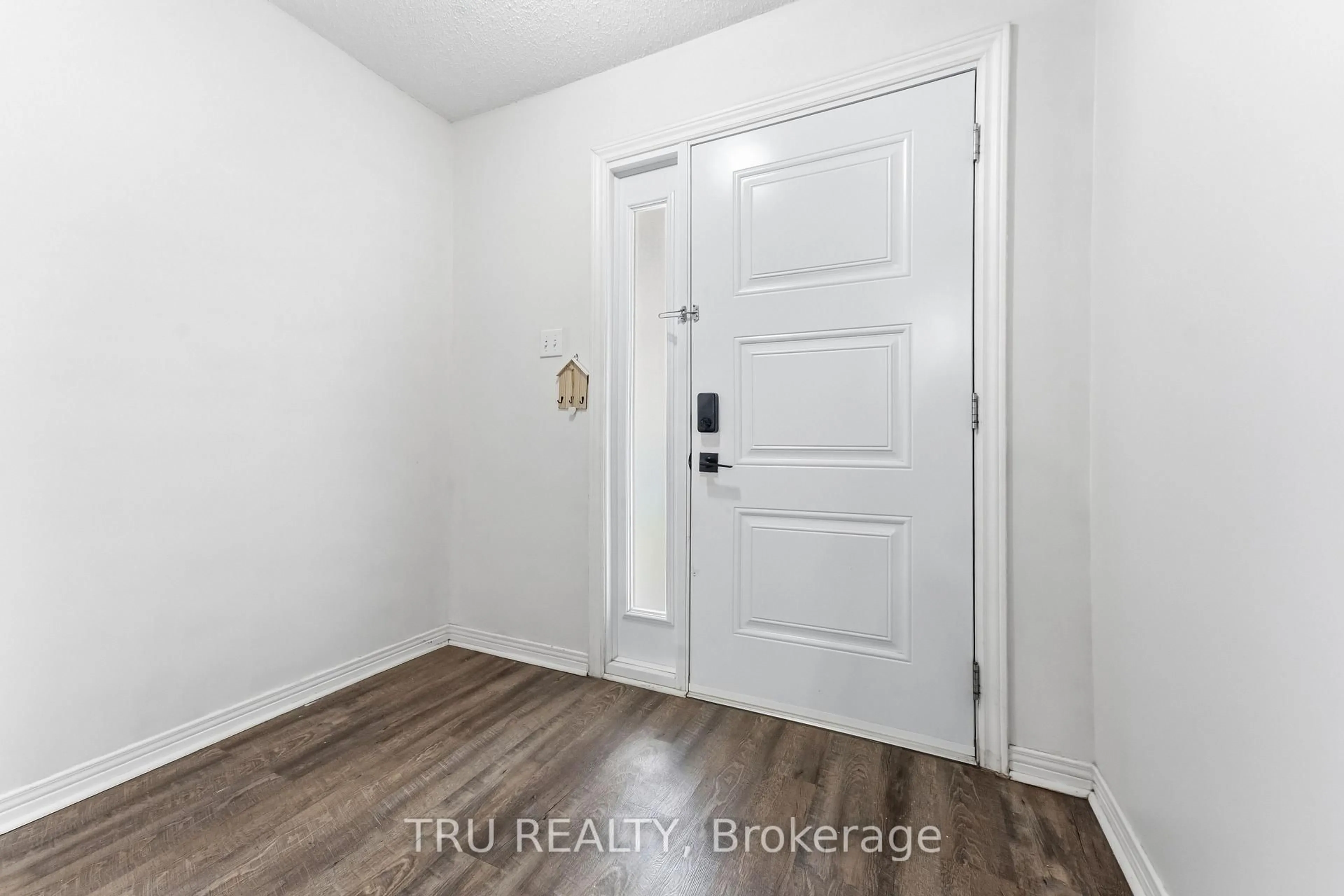 Indoor entryway for 43 Kathleen Cres, Stittsville Ontario K2S 1L5
