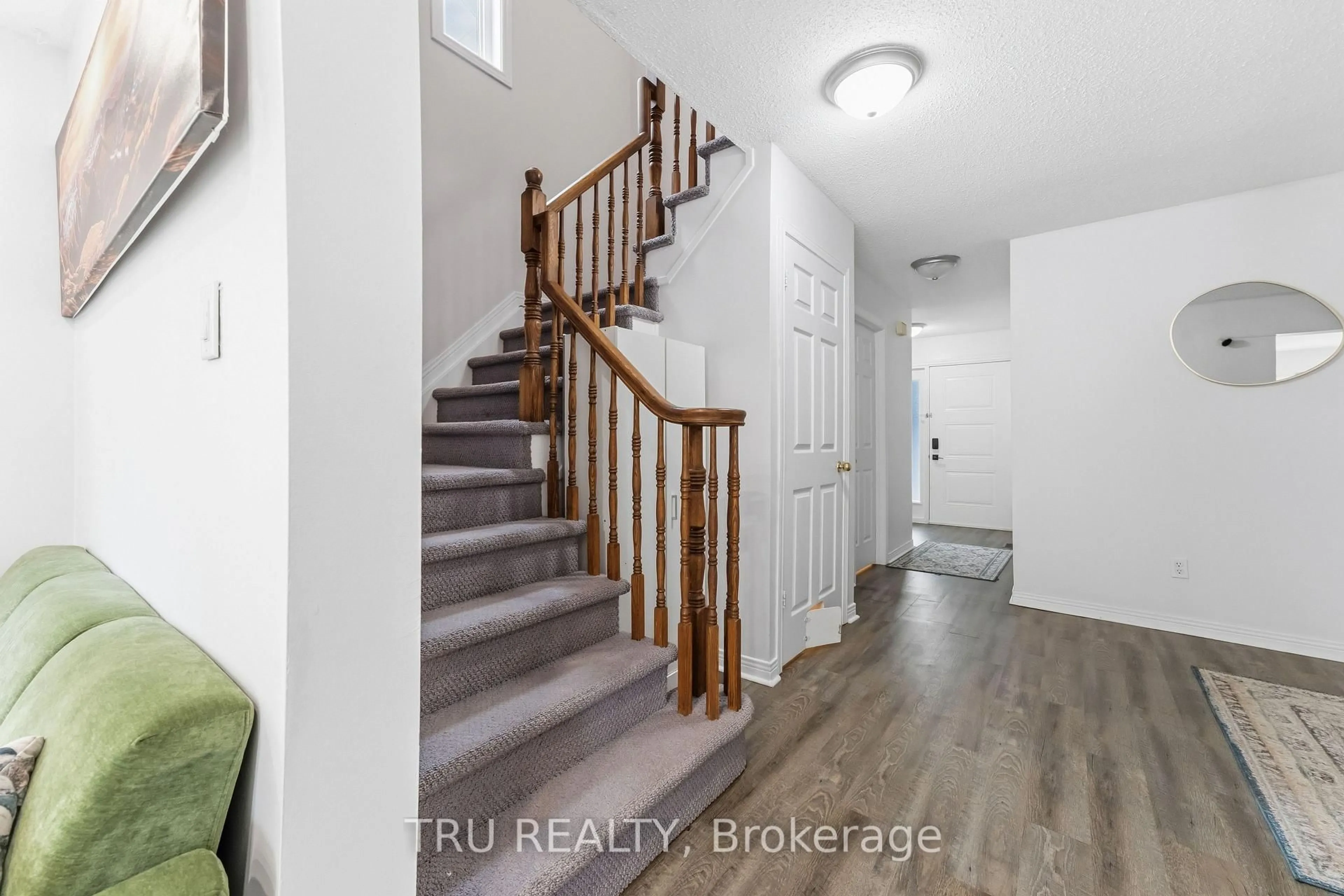 Indoor entryway for 43 Kathleen Cres, Stittsville Ontario K2S 1L5