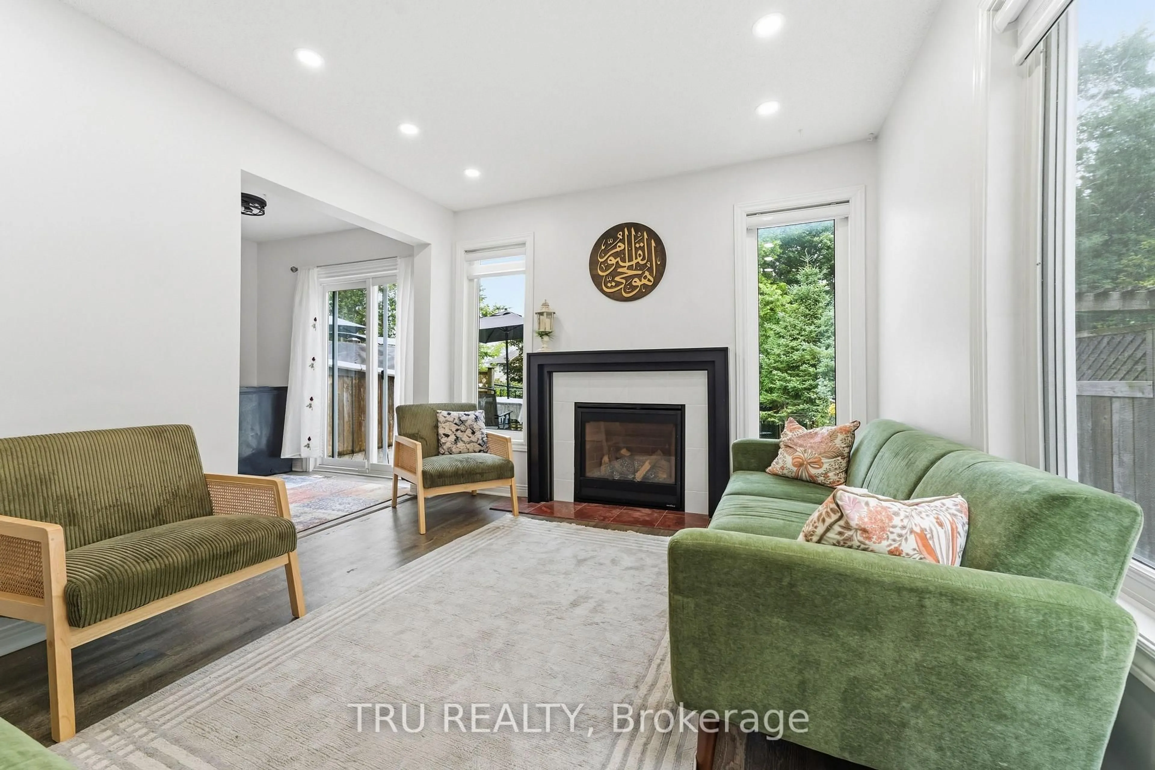 Living room with furniture, unknown for 43 Kathleen Cres, Stittsville Ontario K2S 1L5
