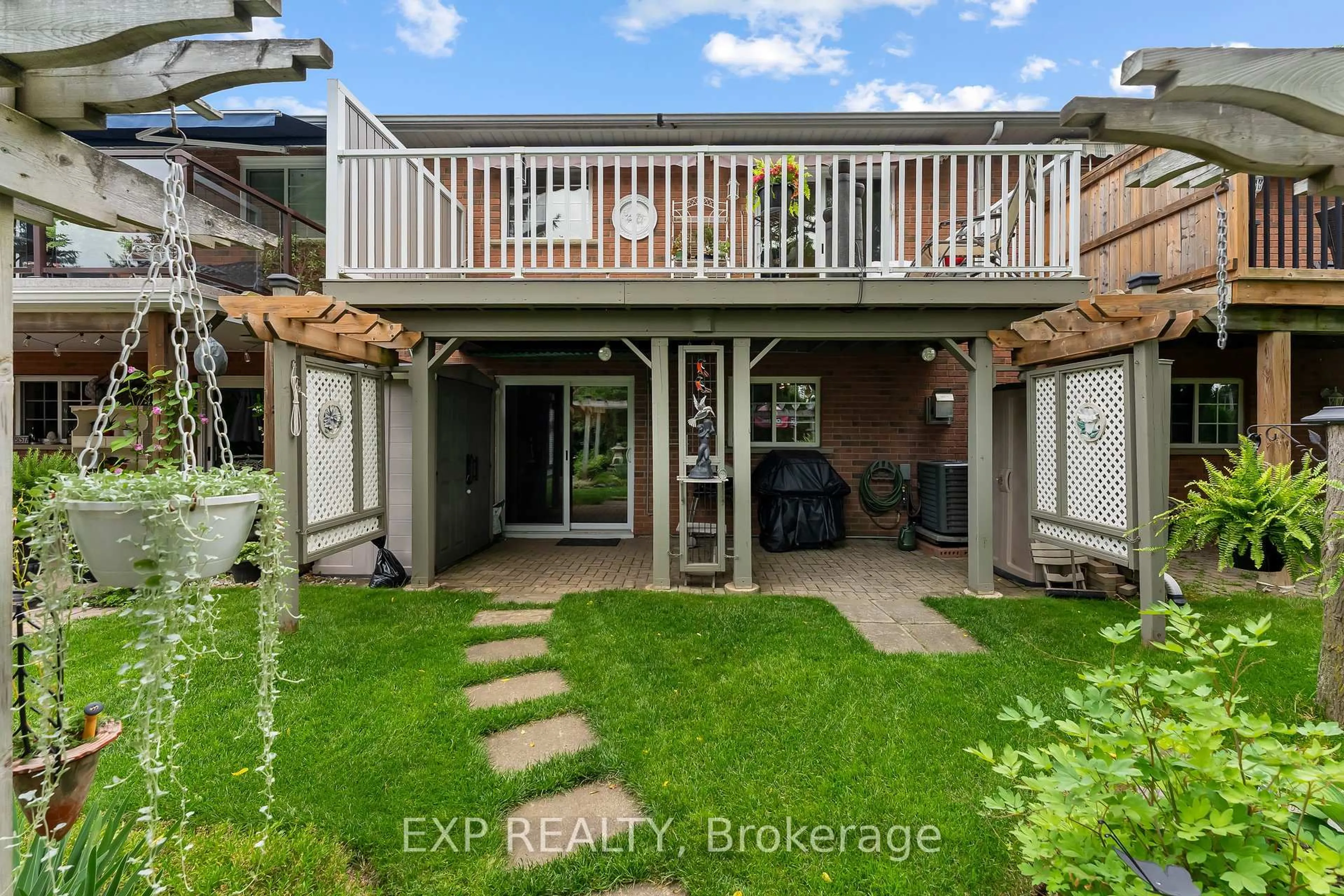 A pic from outside/outdoor area/front of a property/back of a property/a pic from drone, water/lake/river/ocean view for 9 KINSMAN Crt, Pelham Ontario L0S 1E3