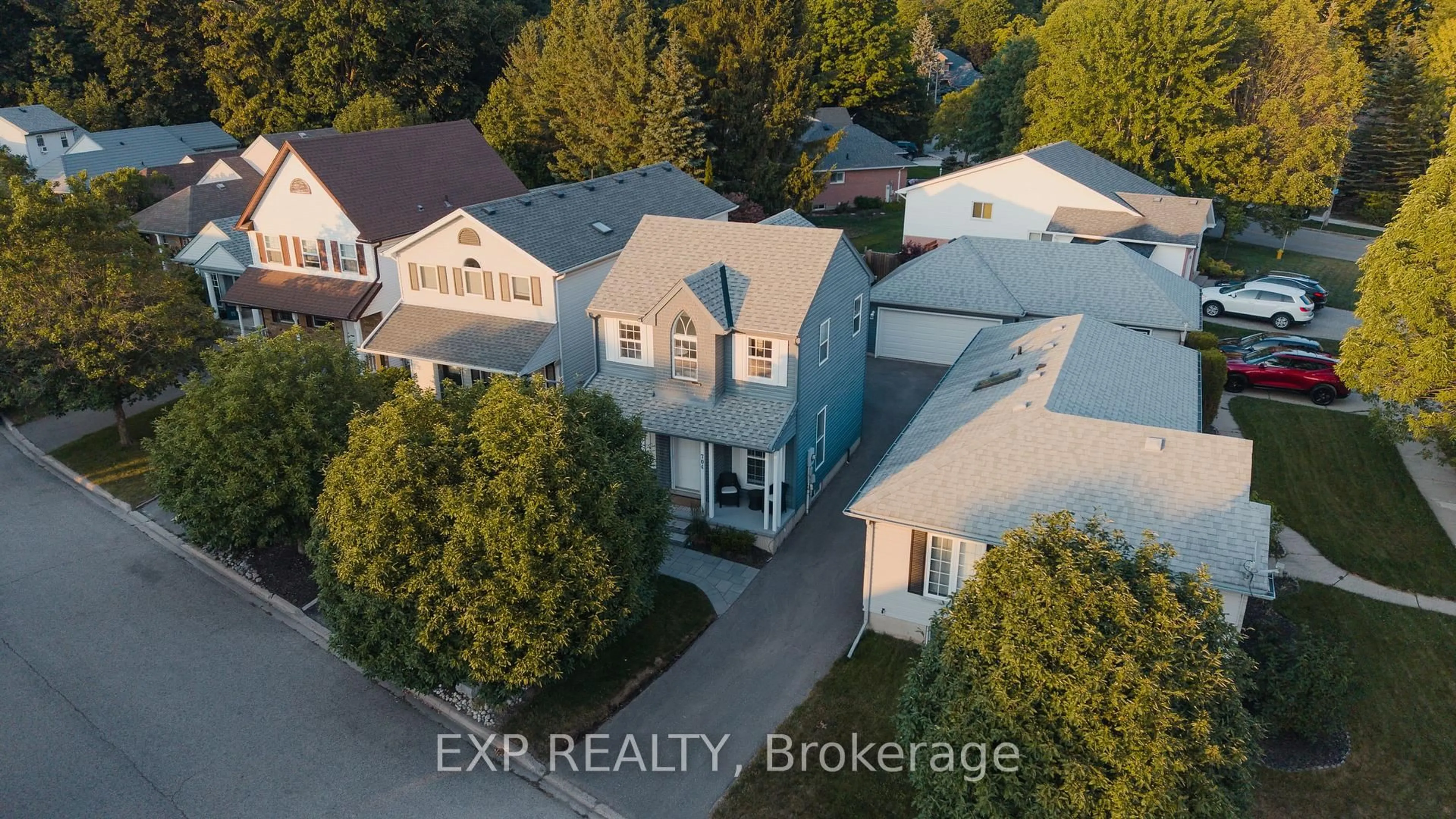 A pic from outside/outdoor area/front of a property/back of a property/a pic from drone, unknown for 704 Jacob Lane, Waterloo Ontario N2V 2A7