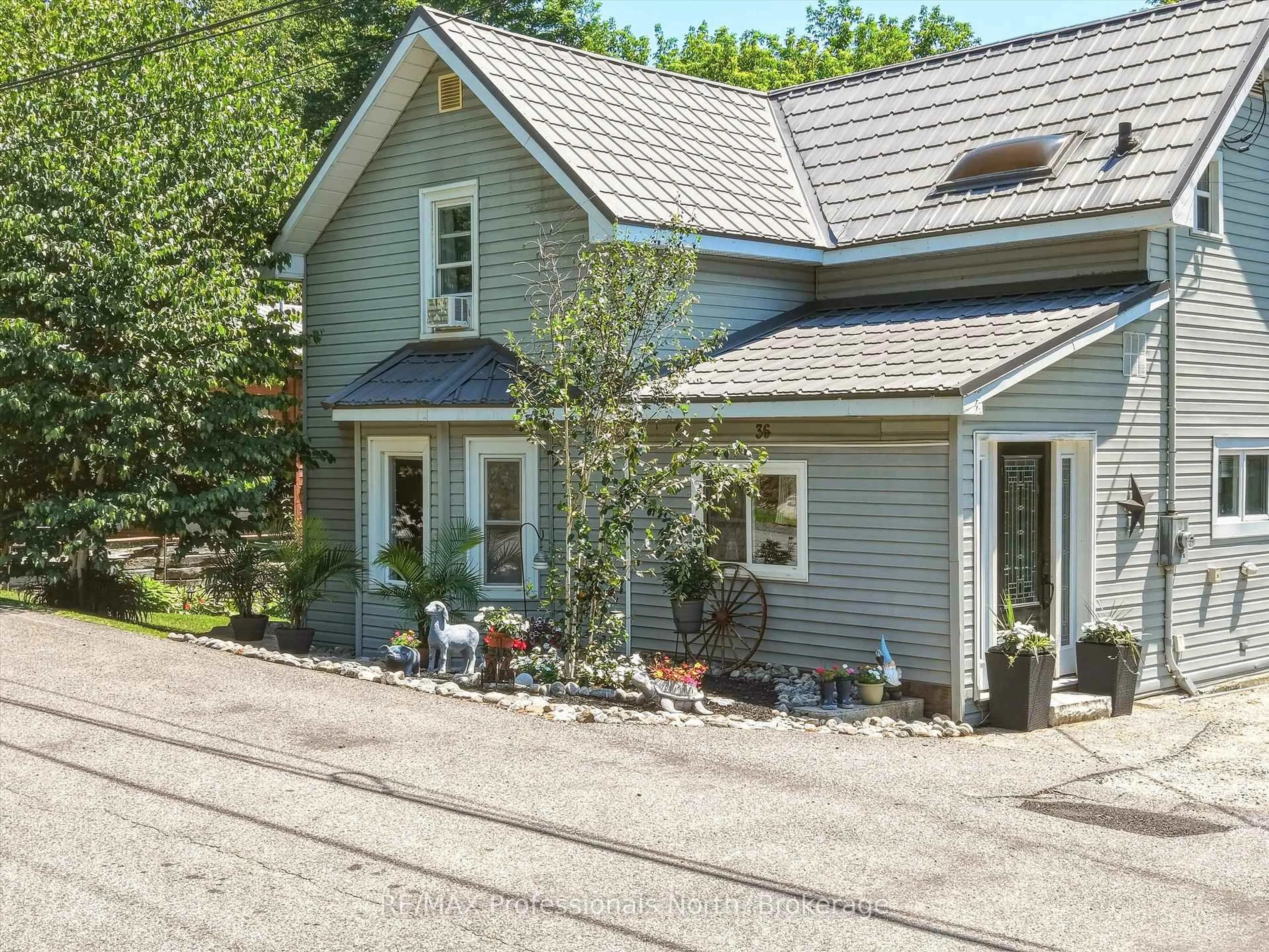 Home with vinyl exterior material, street for 36 EDWARD St, Bracebridge Ontario P1L 1H5