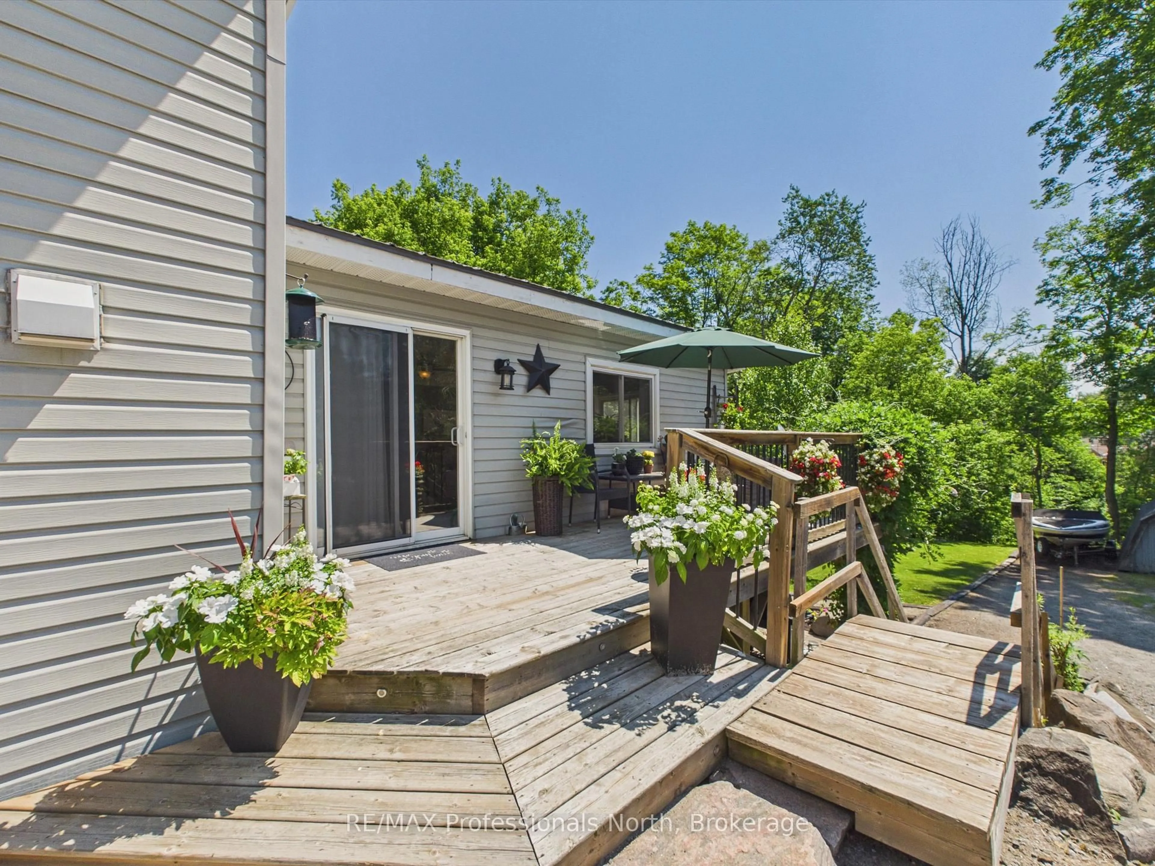 Patio, street for 36 EDWARD St, Bracebridge Ontario P1L 1H5