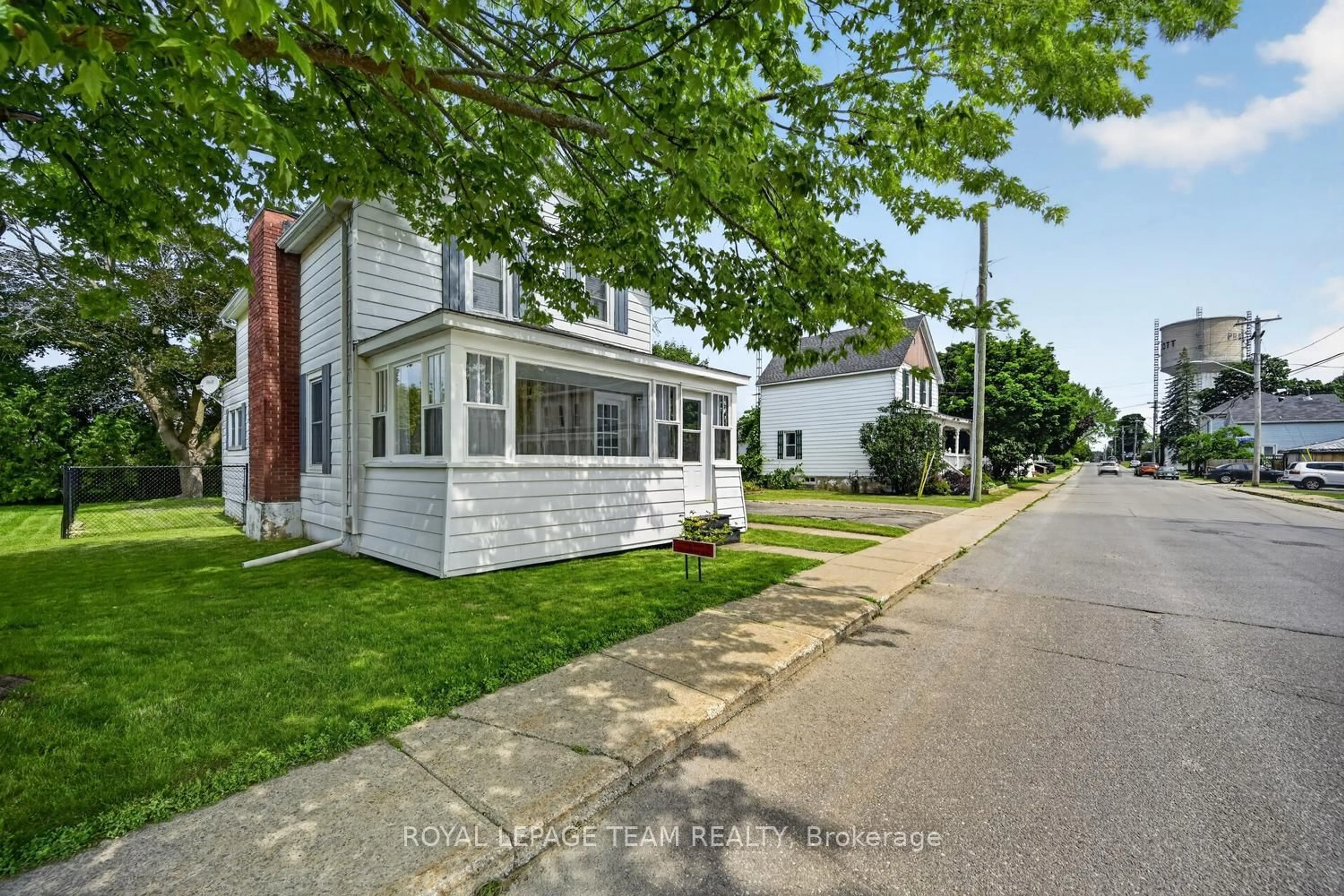 Home with vinyl exterior material, street for 376 Hyde St, Prescott Ontario K0E 1T0