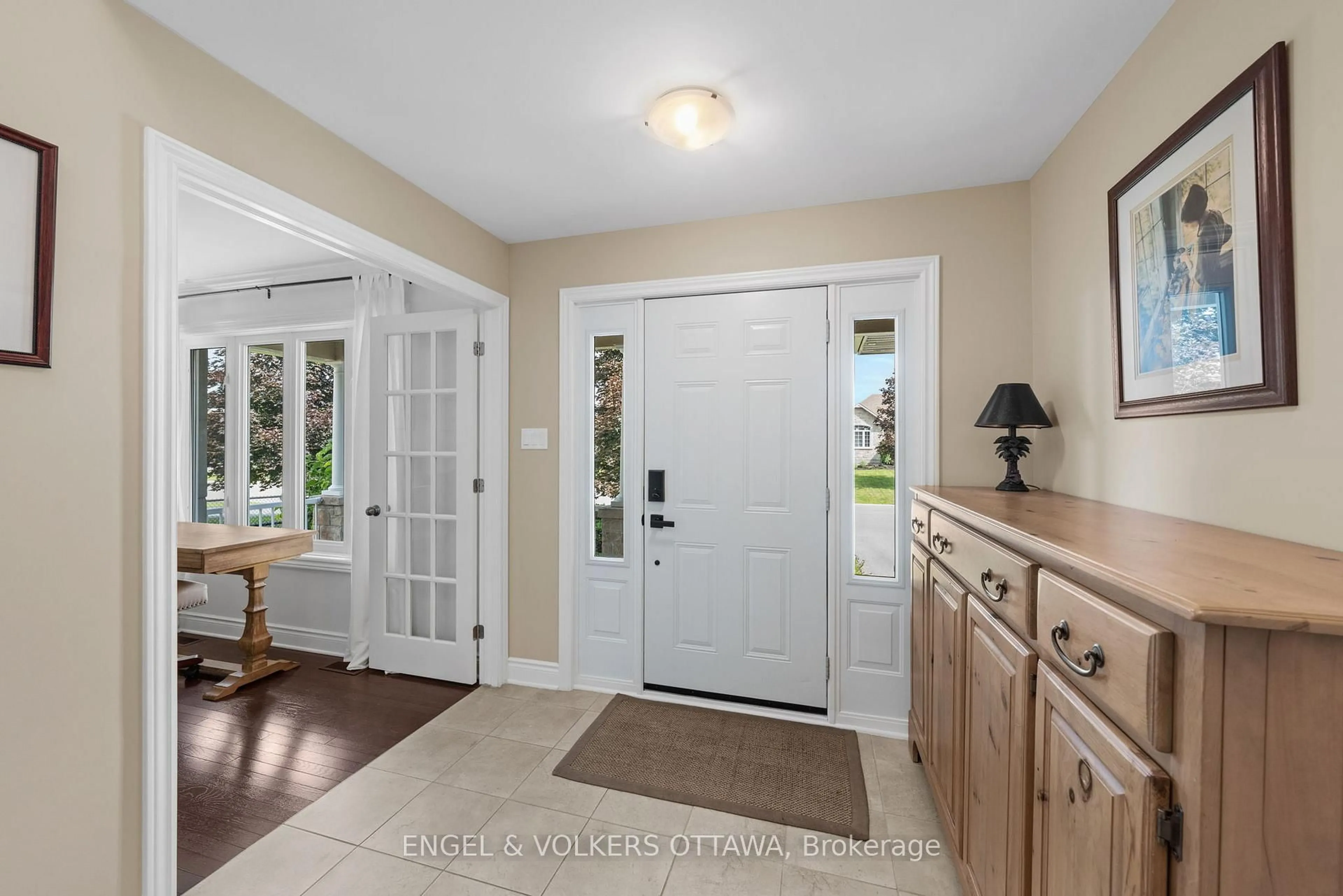 Indoor entryway for 140 Station Tr, Russell Ontario K4R 0A3
