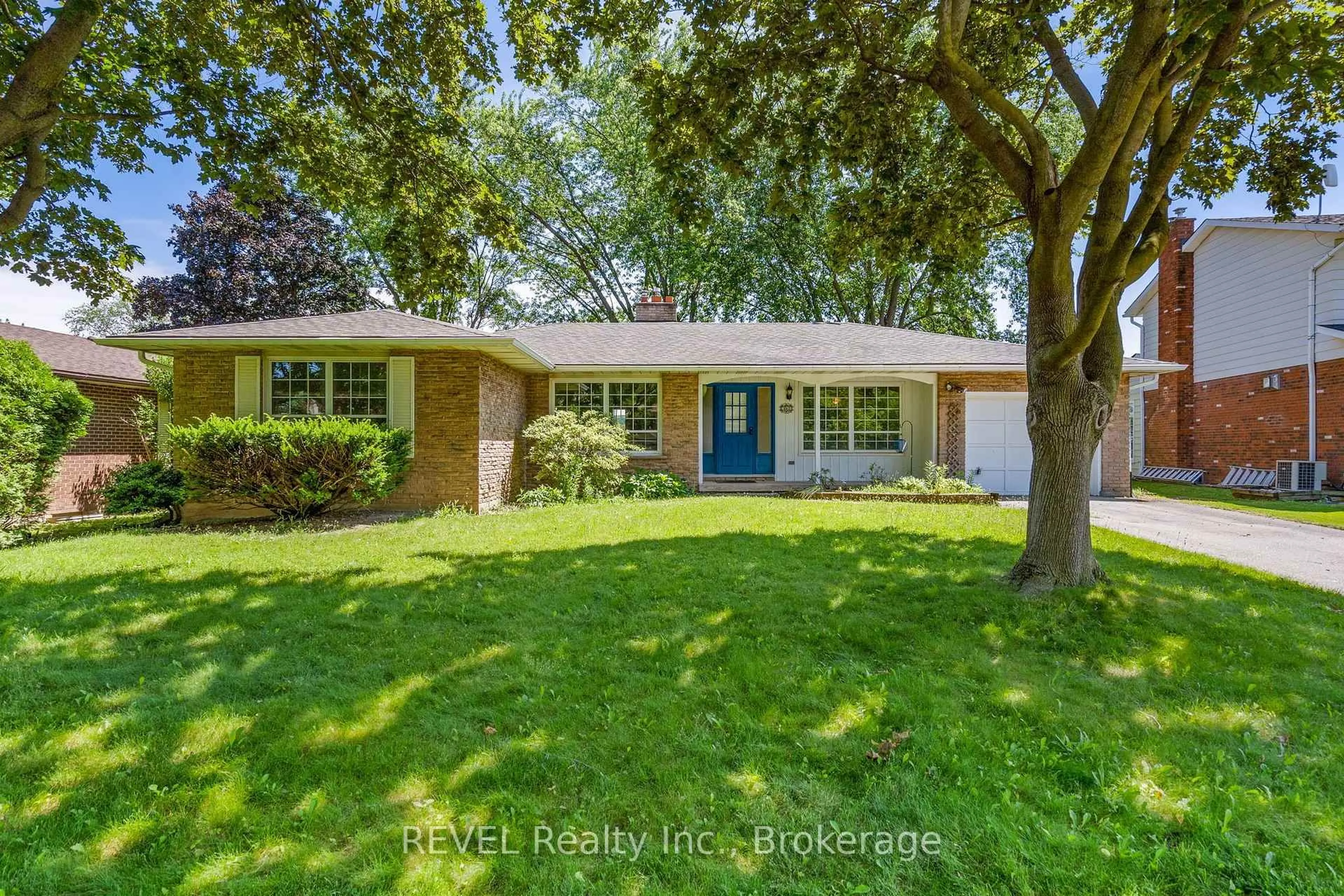 Home with brick exterior material, street for 4198 Regent Crt, Lincoln Ontario L3J 0N4