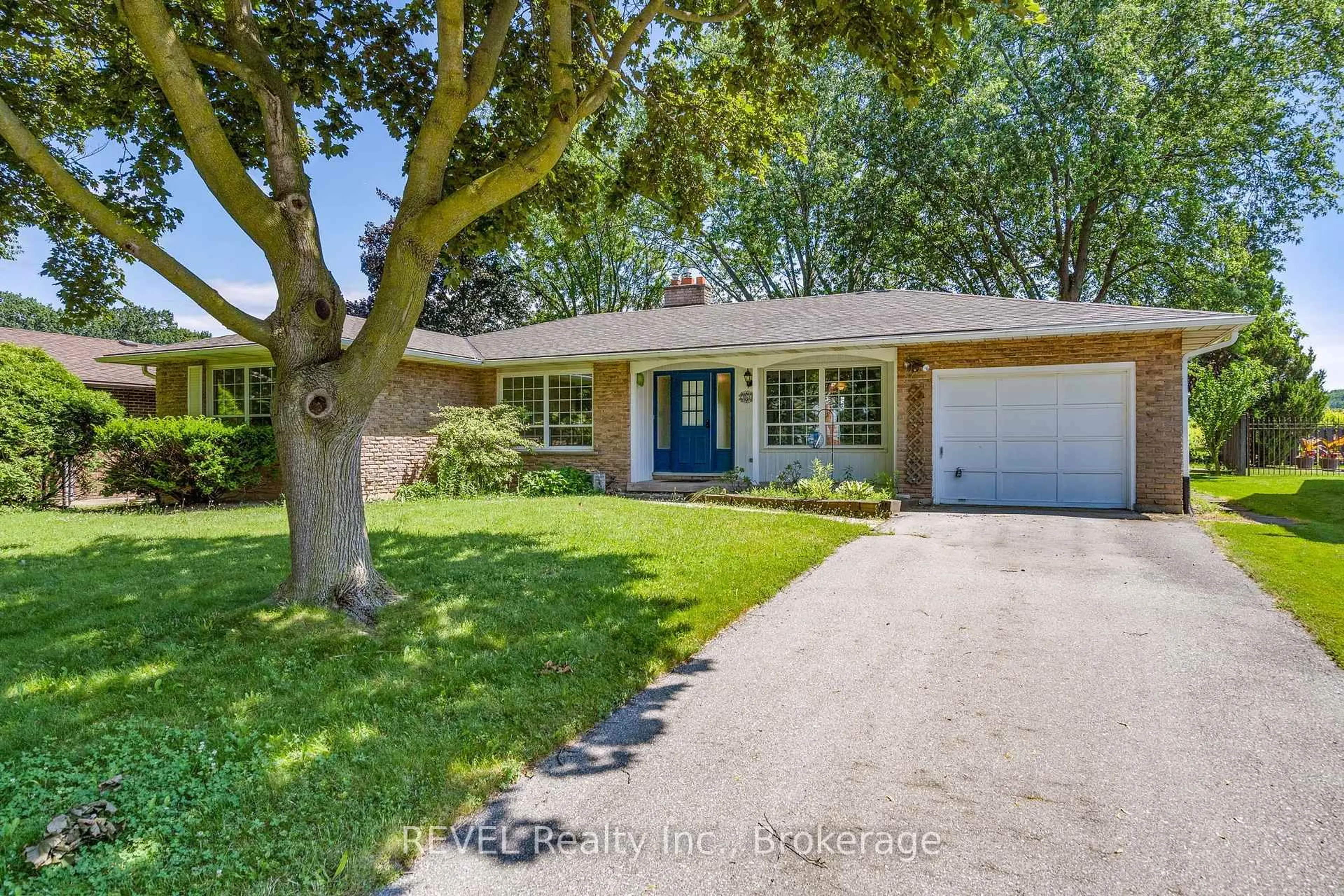 Home with brick exterior material, street for 4198 Regent Crt, Lincoln Ontario L3J 0N4