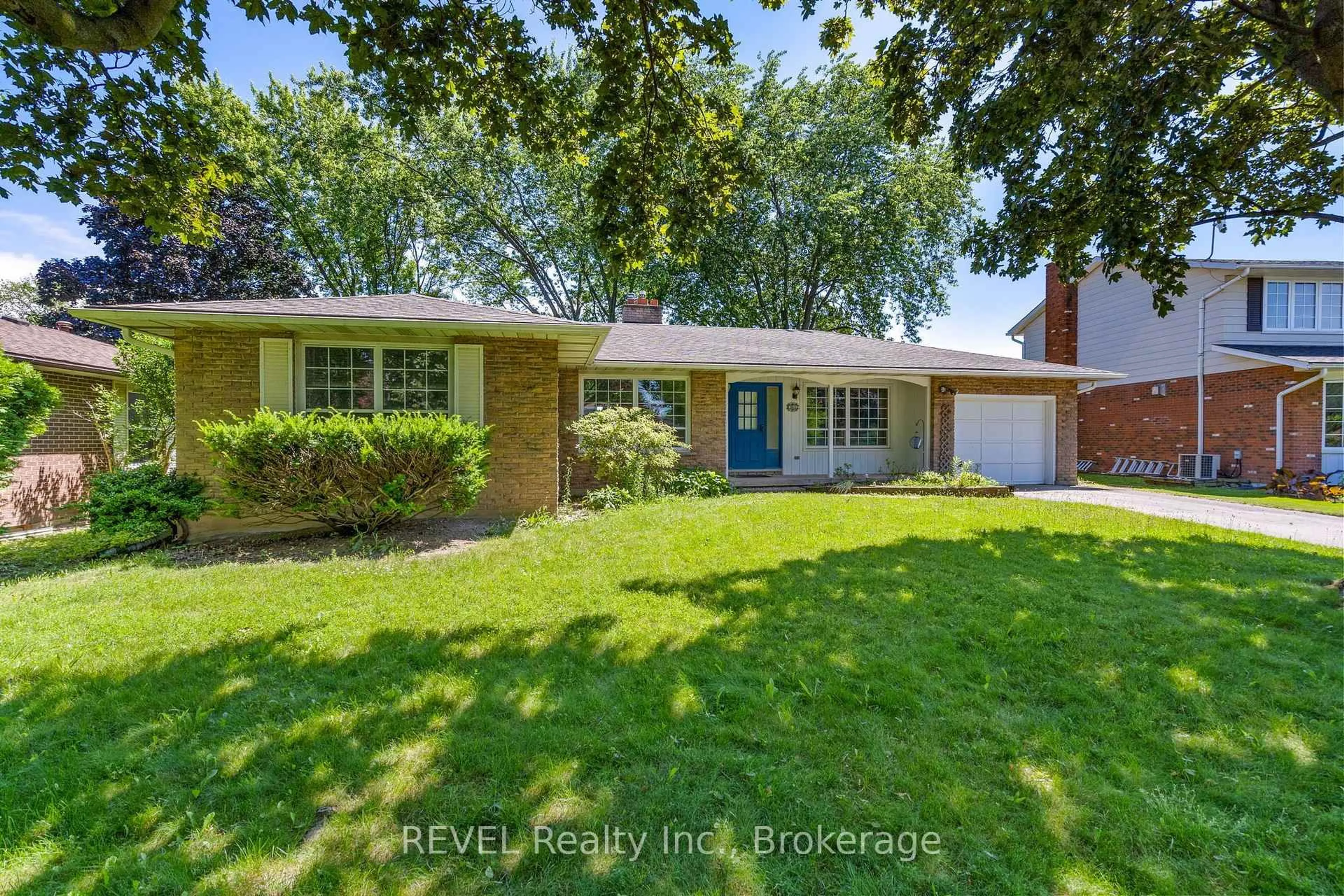 Home with brick exterior material, street for 4198 Regent Crt, Lincoln Ontario L3J 0N4