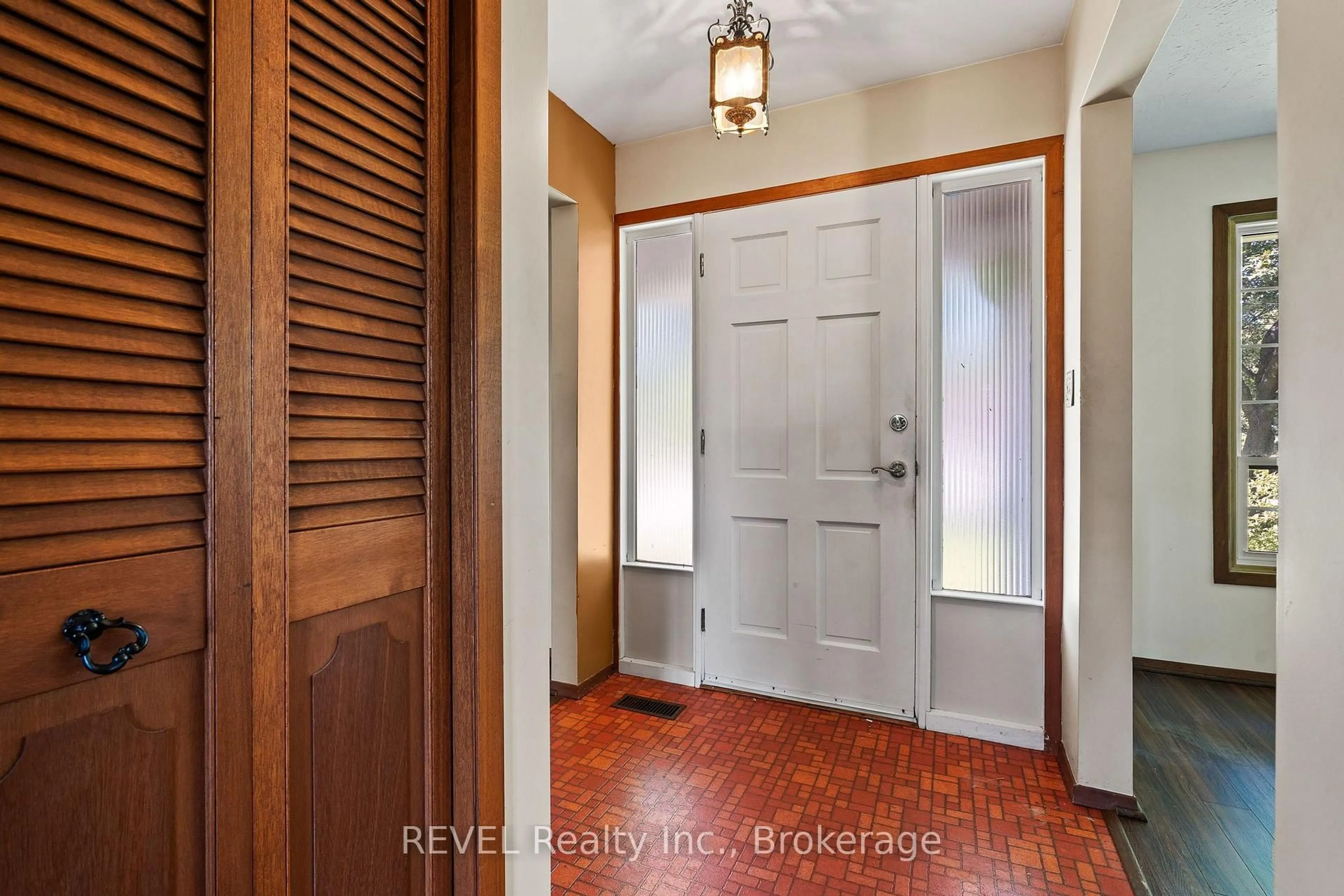 Indoor entryway for 4198 Regent Crt, Lincoln Ontario L3J 0N4