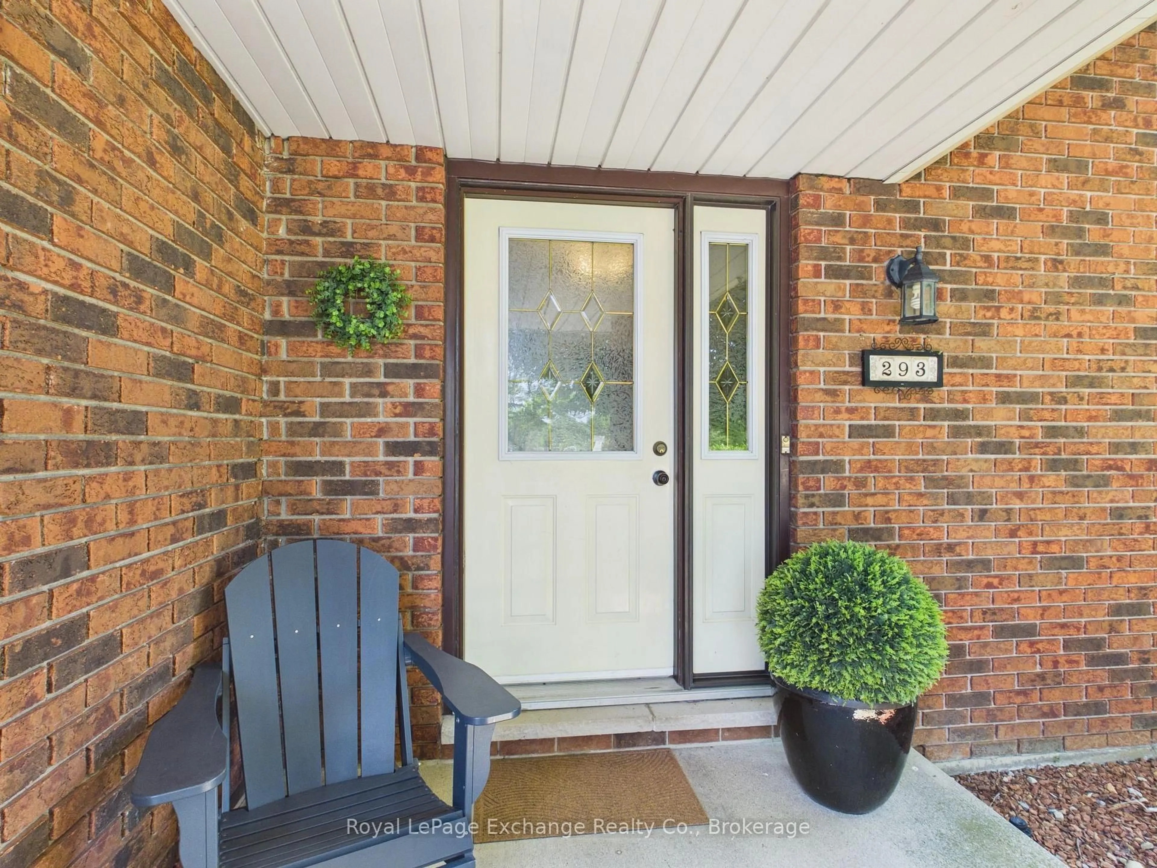 Indoor entryway for 293 Princes St, Kincardine Ontario N2Z 2T3
