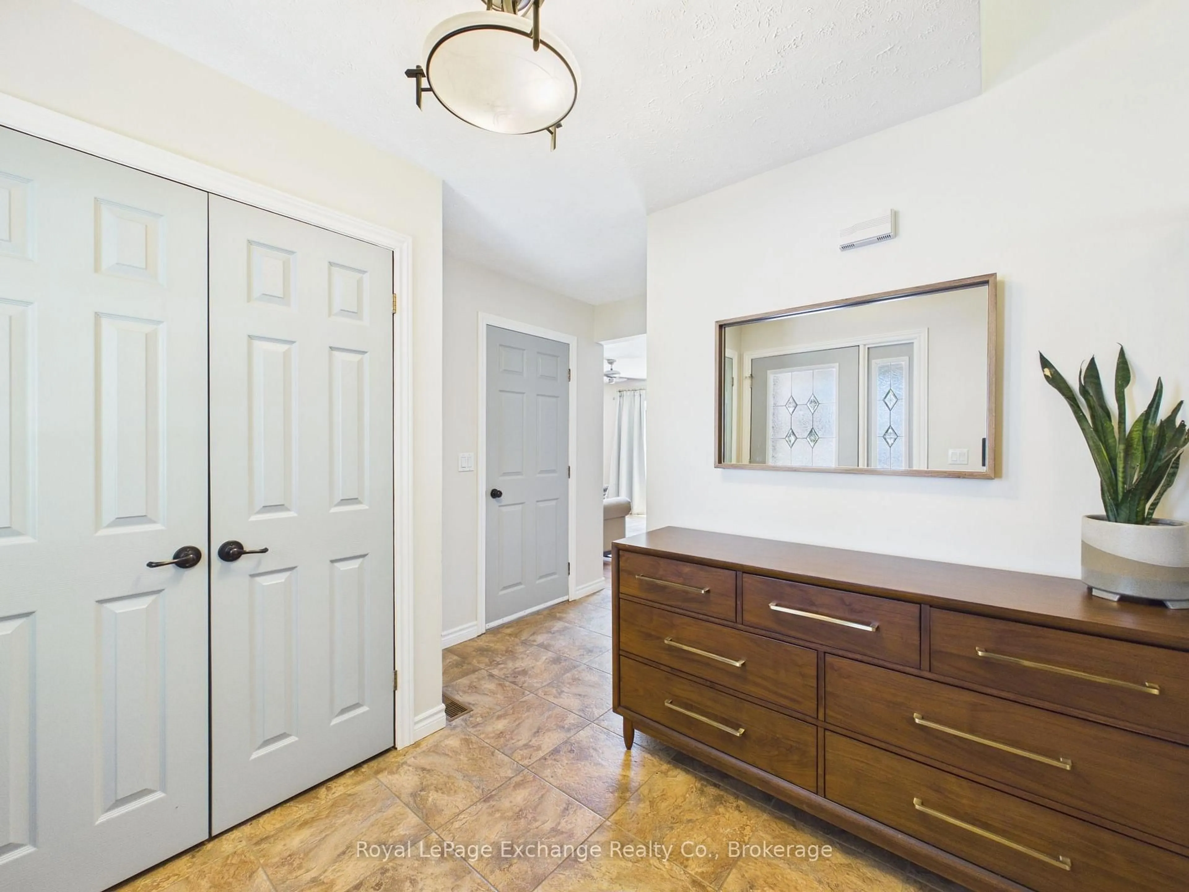 Indoor entryway for 293 Princes St, Kincardine Ontario N2Z 2T3
