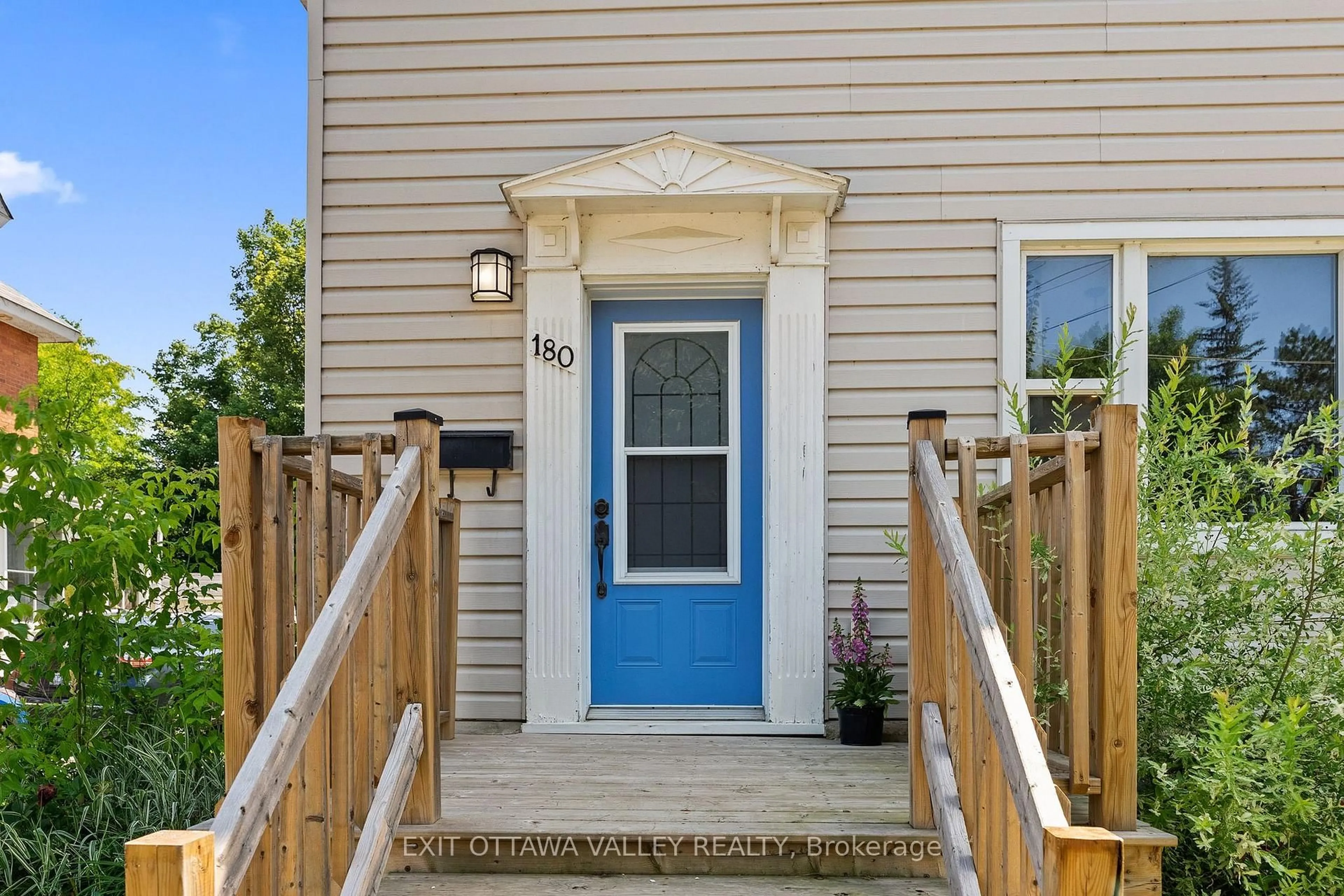 Indoor entryway for 180 Mary St, Pembroke Ontario K8A 5V6
