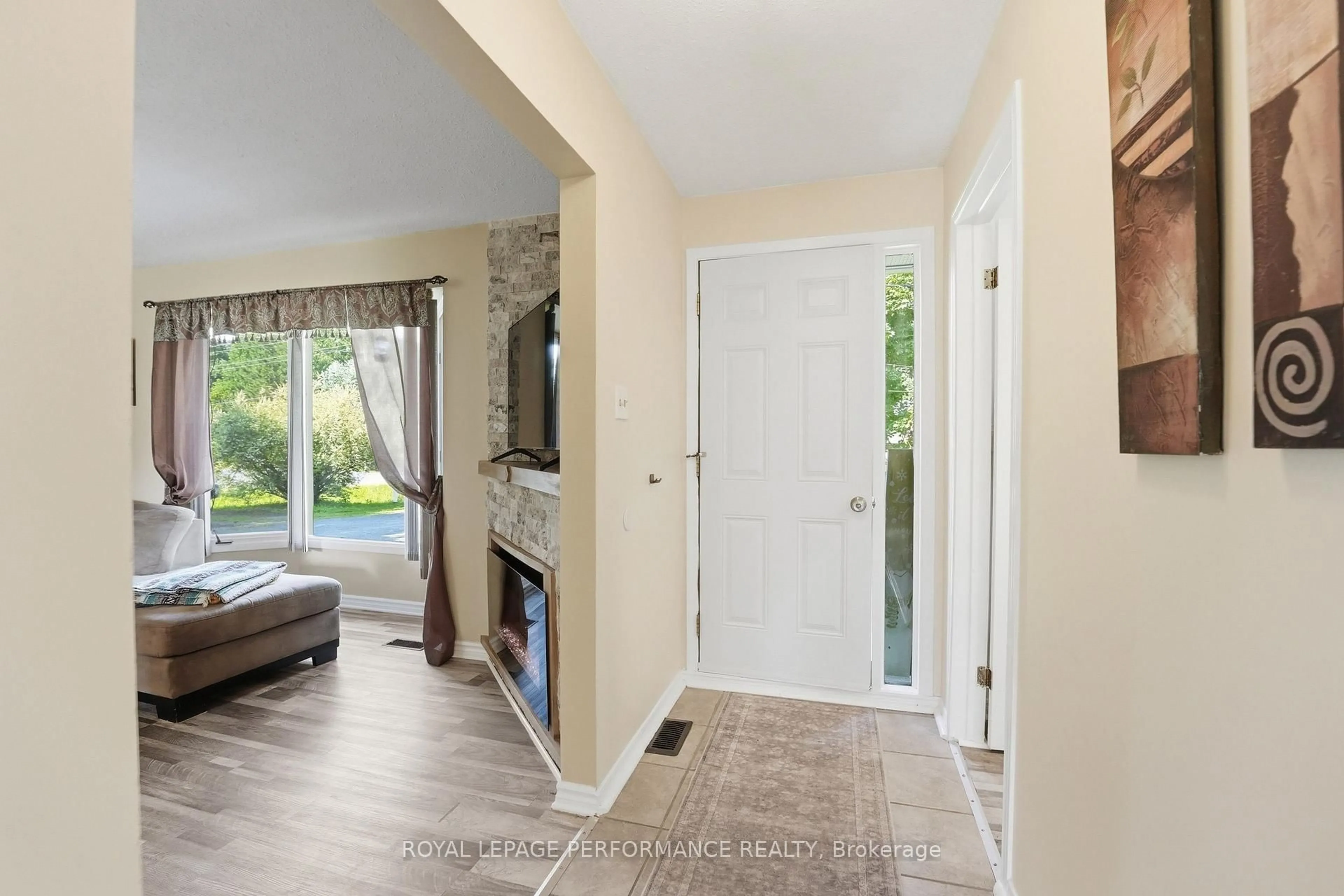 Indoor entryway for 1084 Eadie Rd, Russell Ontario K4R 1C3