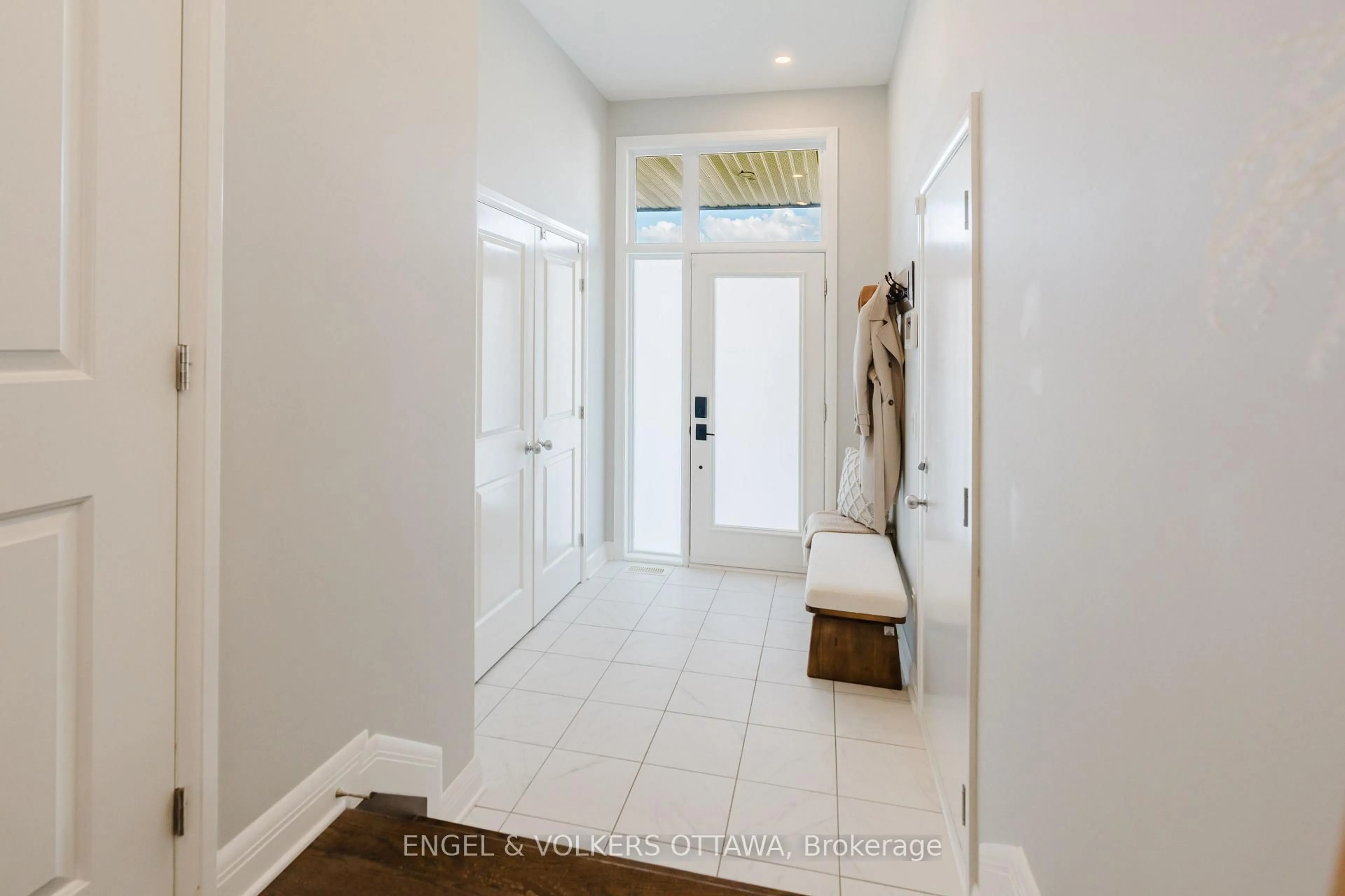 Indoor entryway for 512 Chene Way, Ottawa Ontario K1K 4Z1