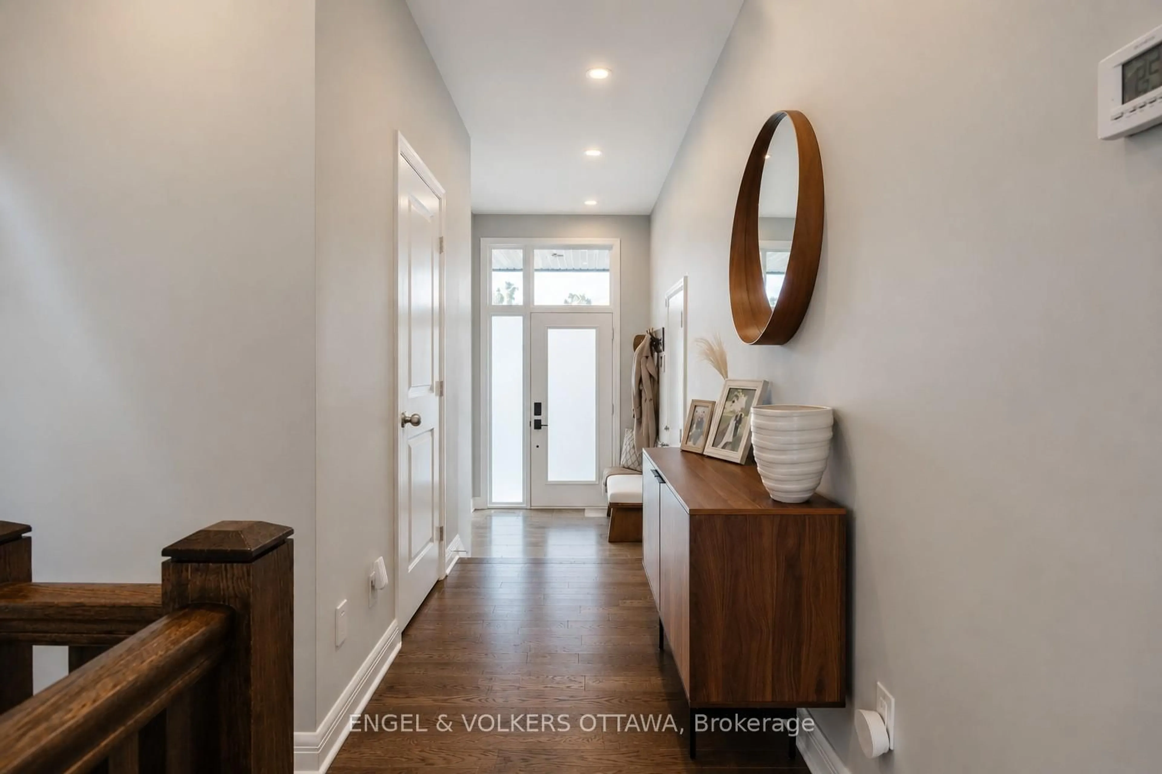 Indoor entryway for 512 Chene Way, Ottawa Ontario K1K 4Z1
