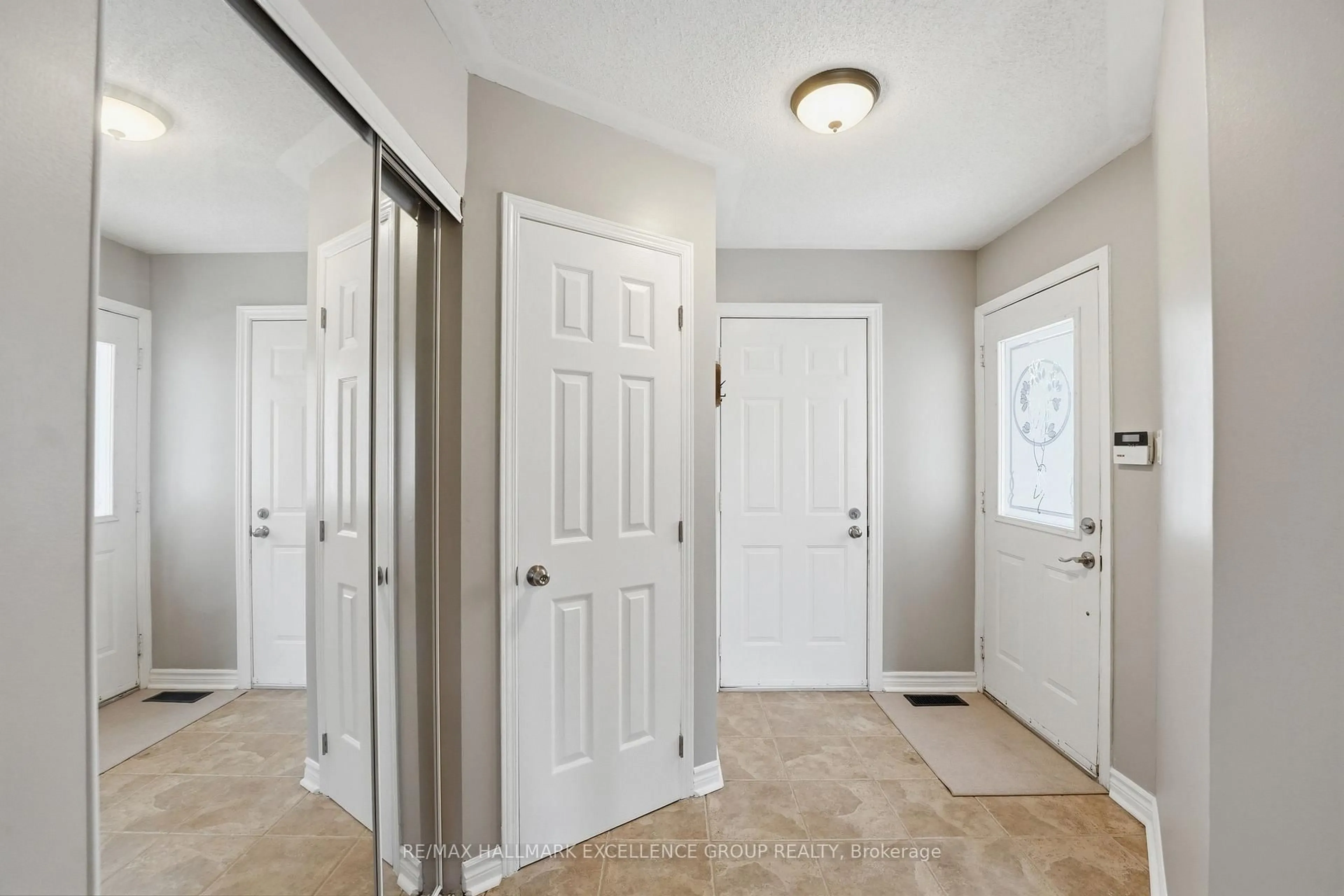Indoor entryway for 887 Nesting Way, Ottawa Ontario K4A 3X3