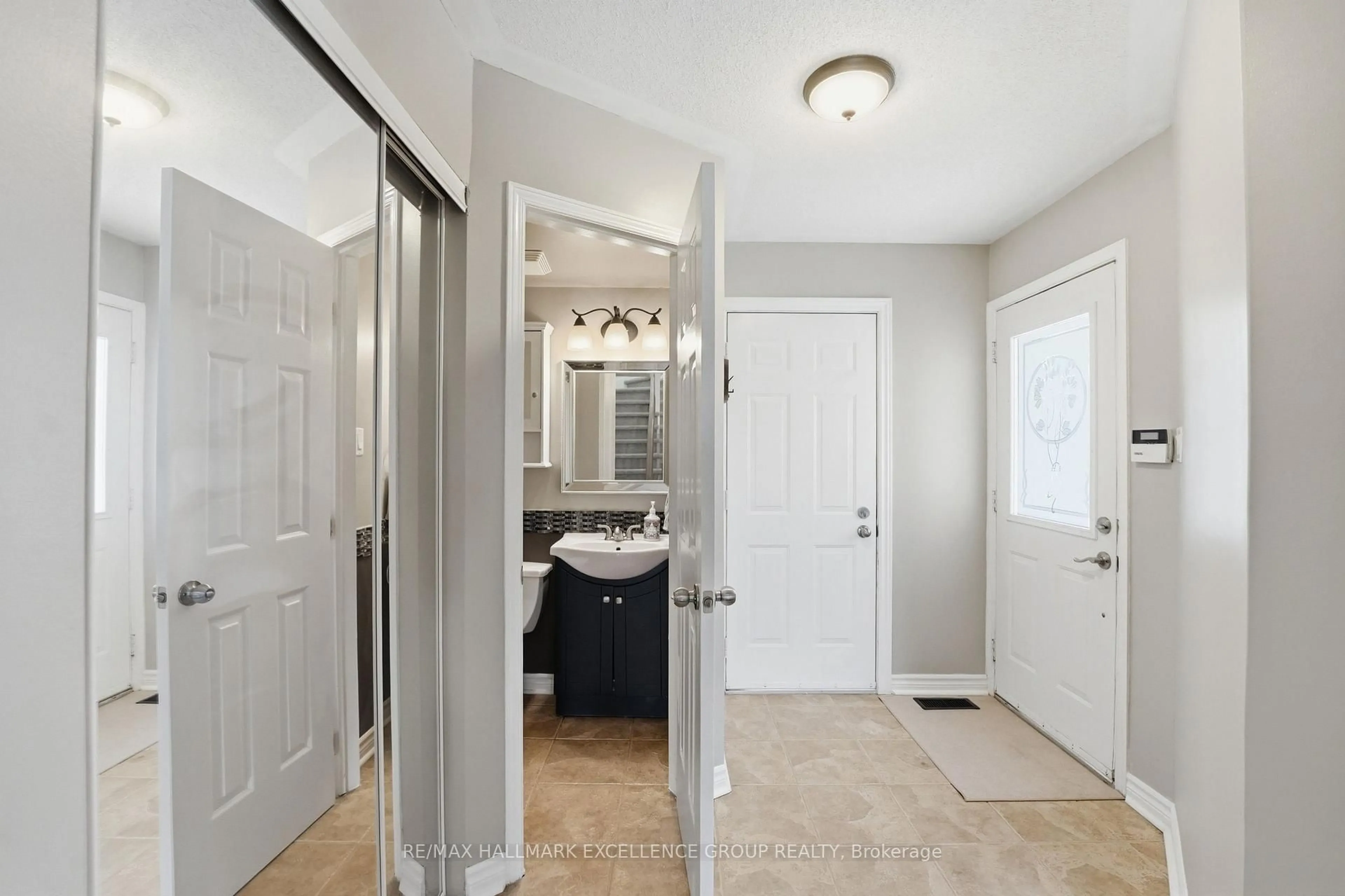 Indoor entryway for 887 Nesting Way, Ottawa Ontario K4A 3X3