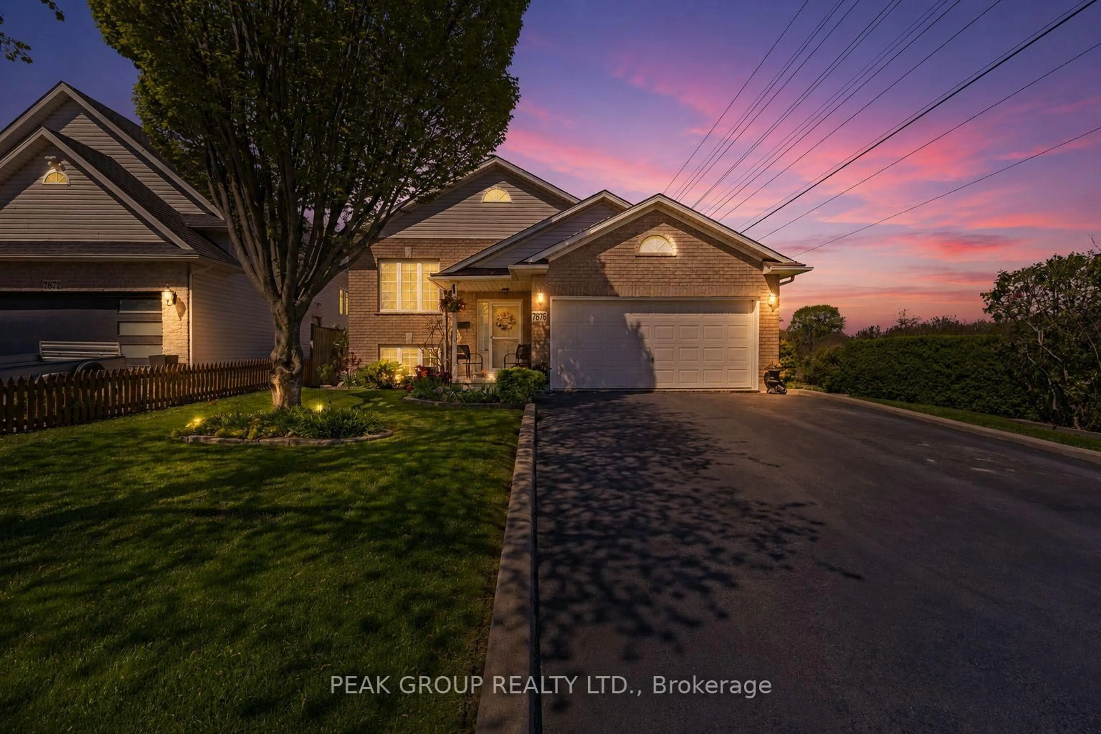 A pic from outside/outdoor area/front of a property/back of a property/a pic from drone, street for 7876 Charnwood Ave, Niagara Falls Ontario L2H 3E2