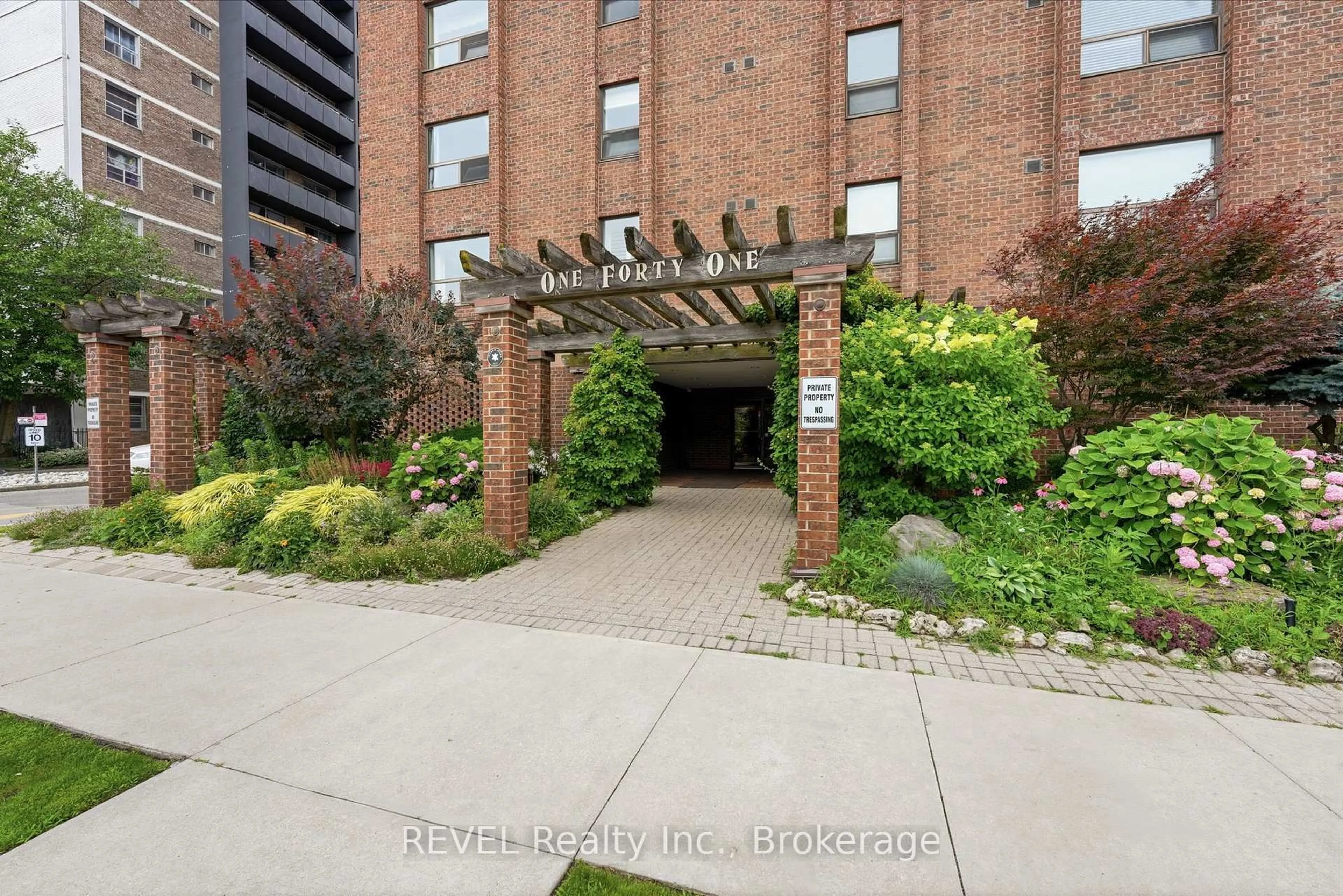 Patio, building for 141 Church St #201, St. Catharines Ontario L2R 7L7