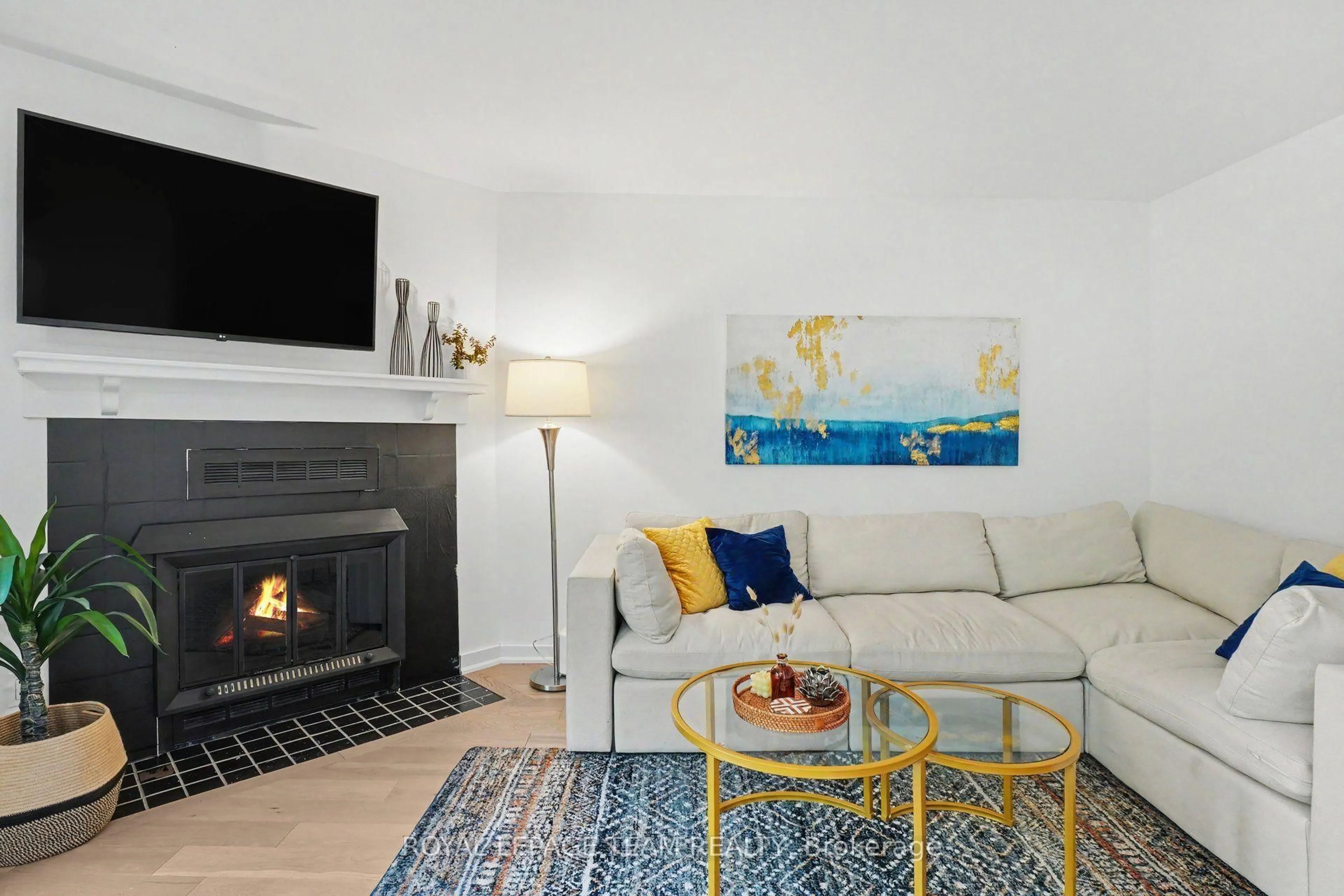 Living room with furniture, unknown for 42 Sundback Lane, Kanata Ontario K2L 2W8