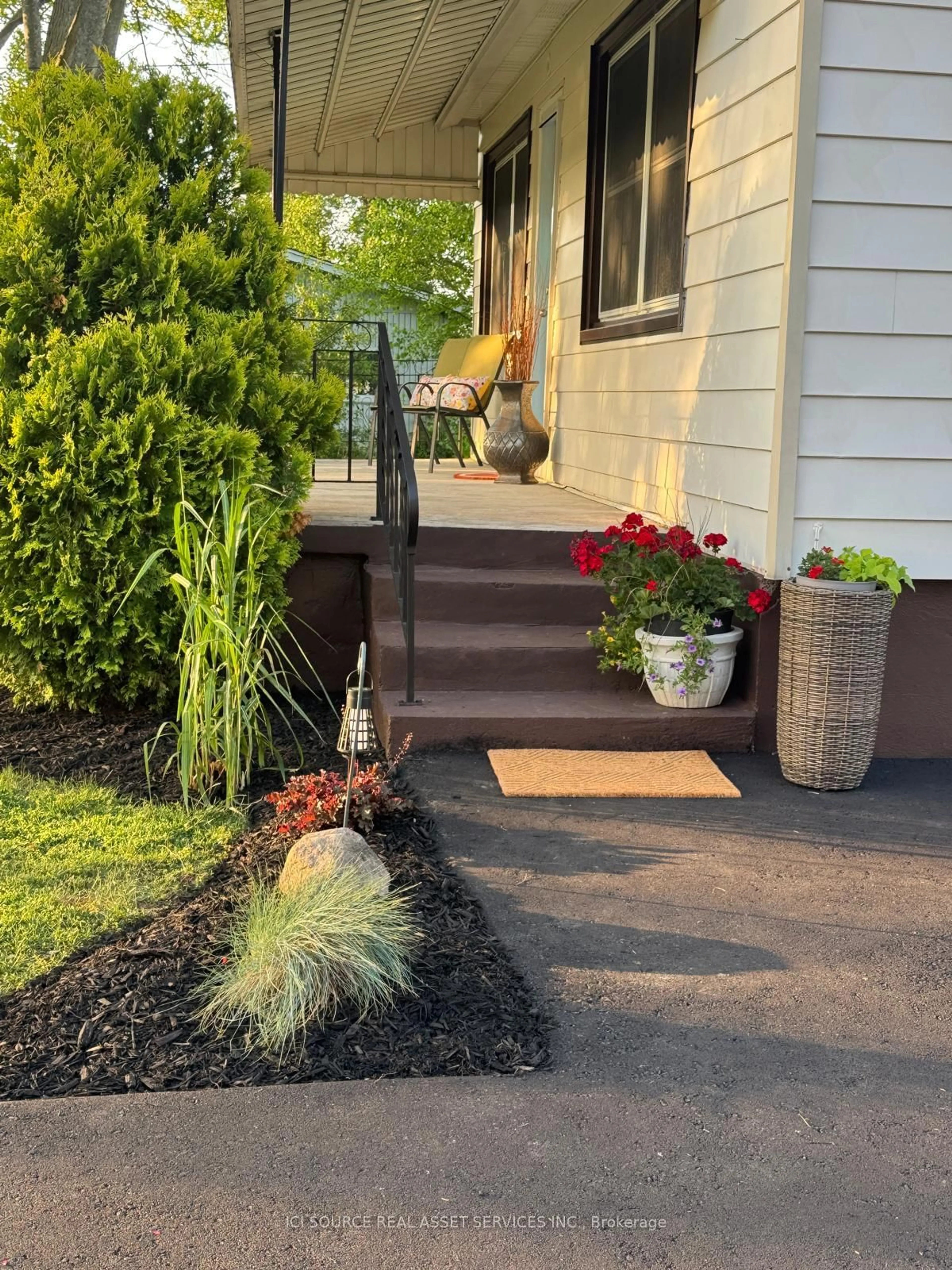 Indoor entryway for 176 Kingsway St, Welland Ontario L3B 3N9