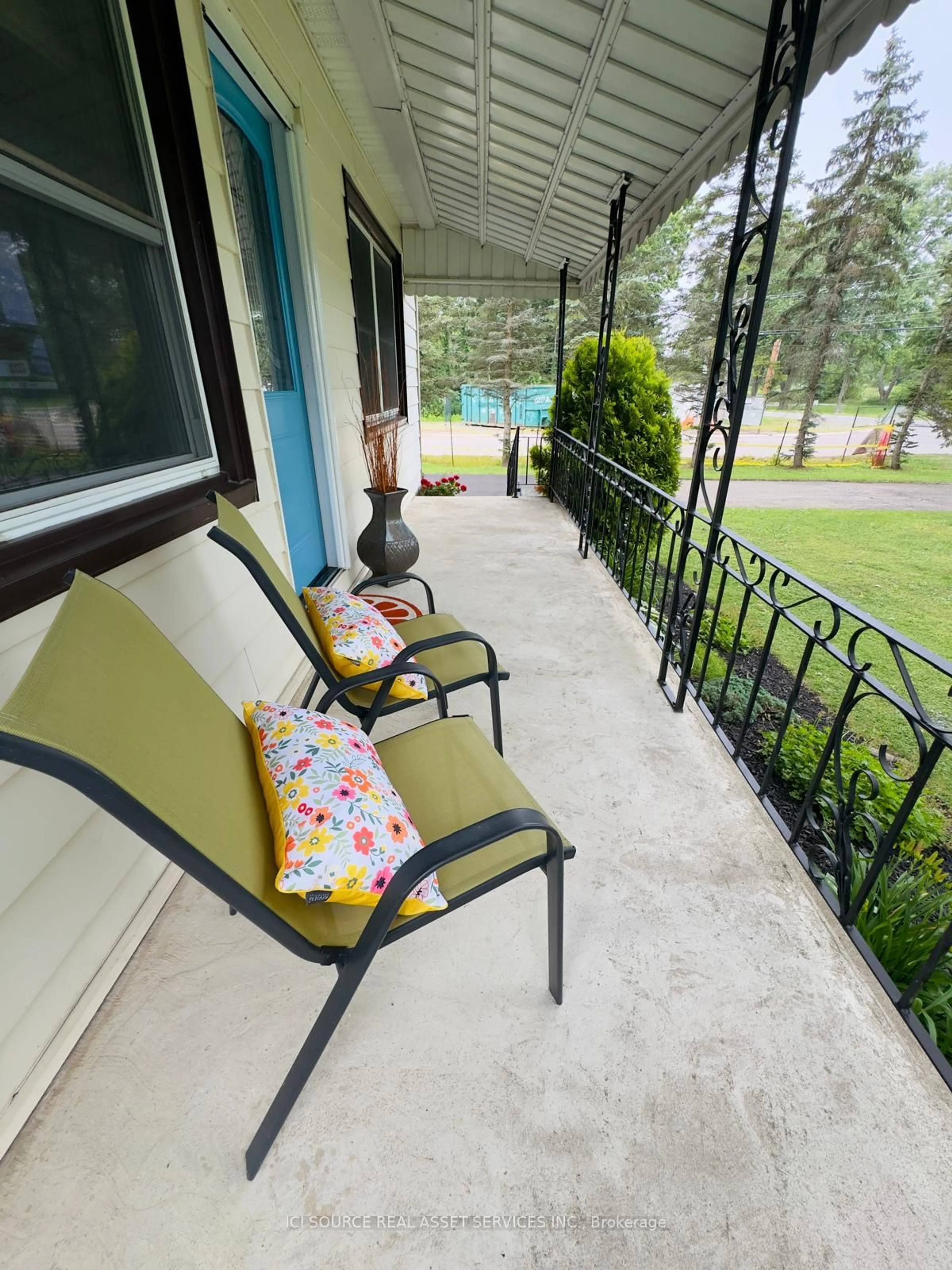Patio, street for 176 Kingsway St, Welland Ontario L3B 3N9