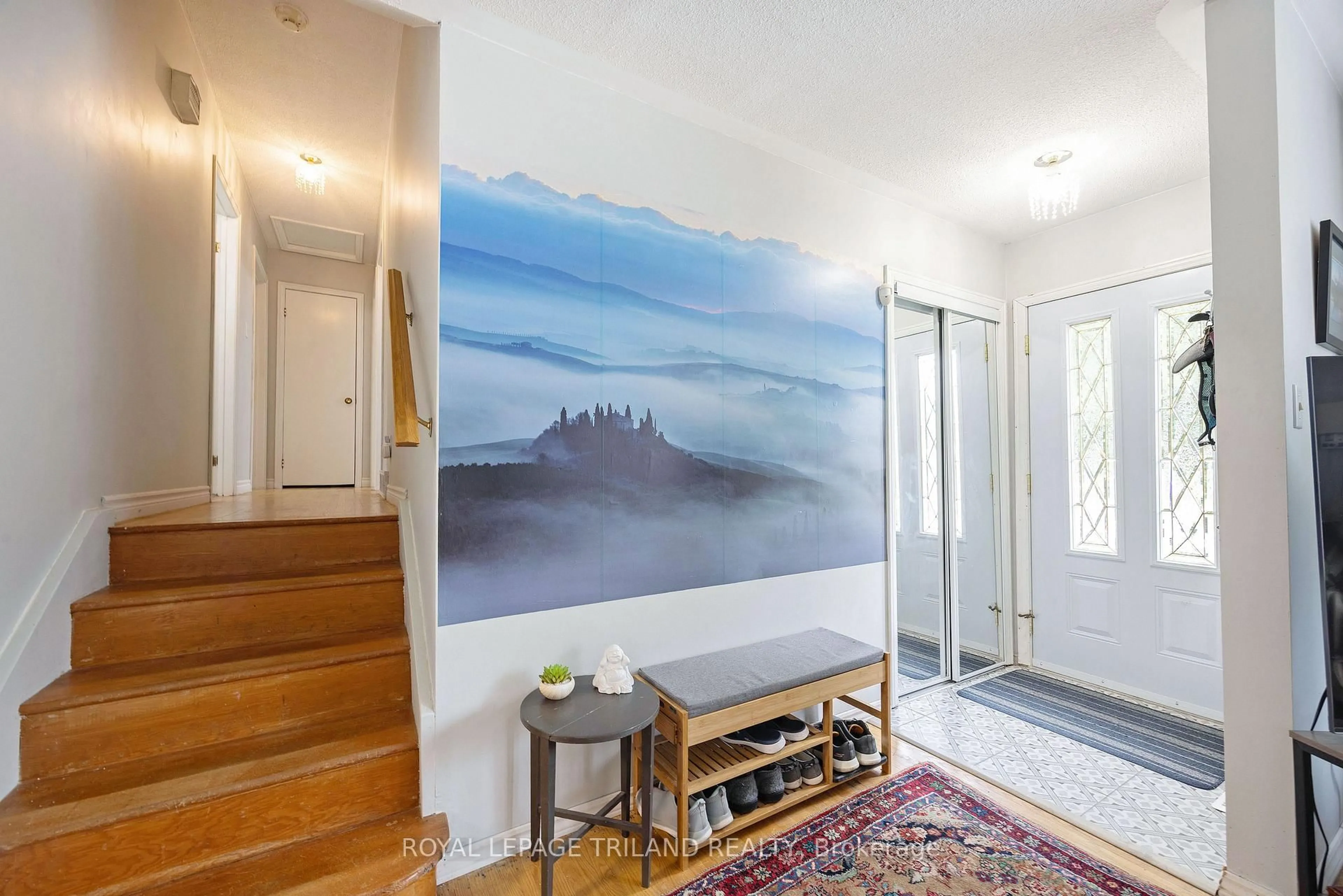 Indoor entryway for 15 Confederation Dr, St. Thomas Ontario N5P 3P1