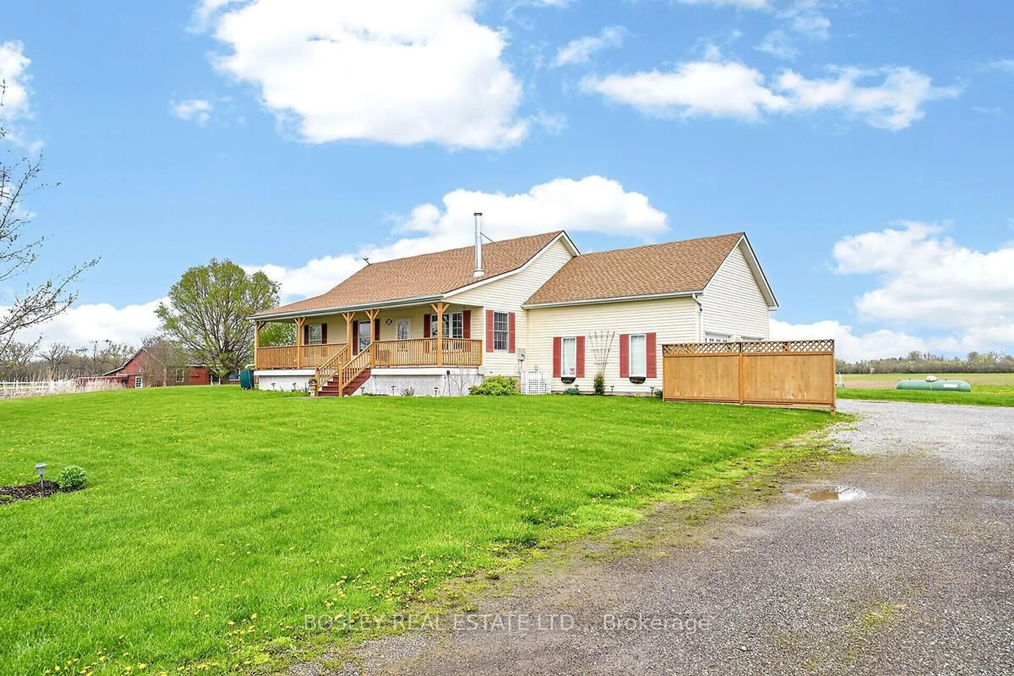 A pic from outside/outdoor area/front of a property/back of a property/a pic from drone, street for 910 Holloway Bay Rd, Fort Erie Ontario L0S 1N0
