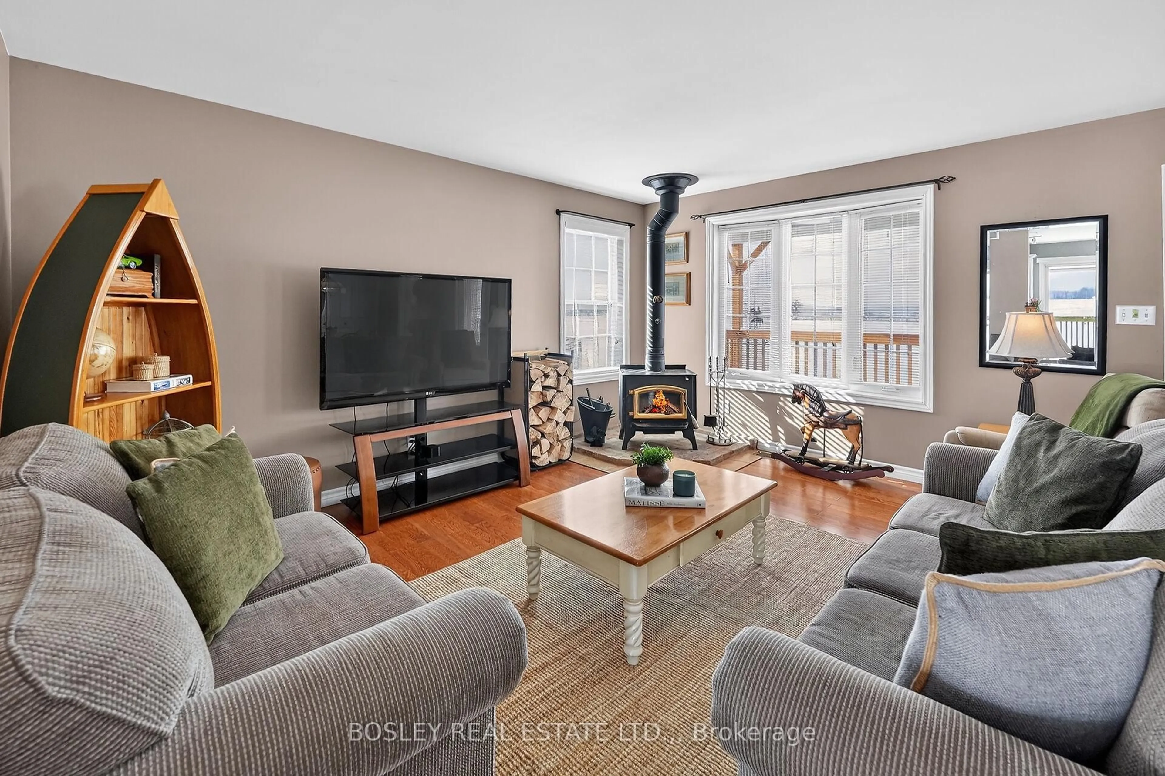 Living room with furniture, unknown for 910 Holloway Bay Rd, Fort Erie Ontario L0S 1N0