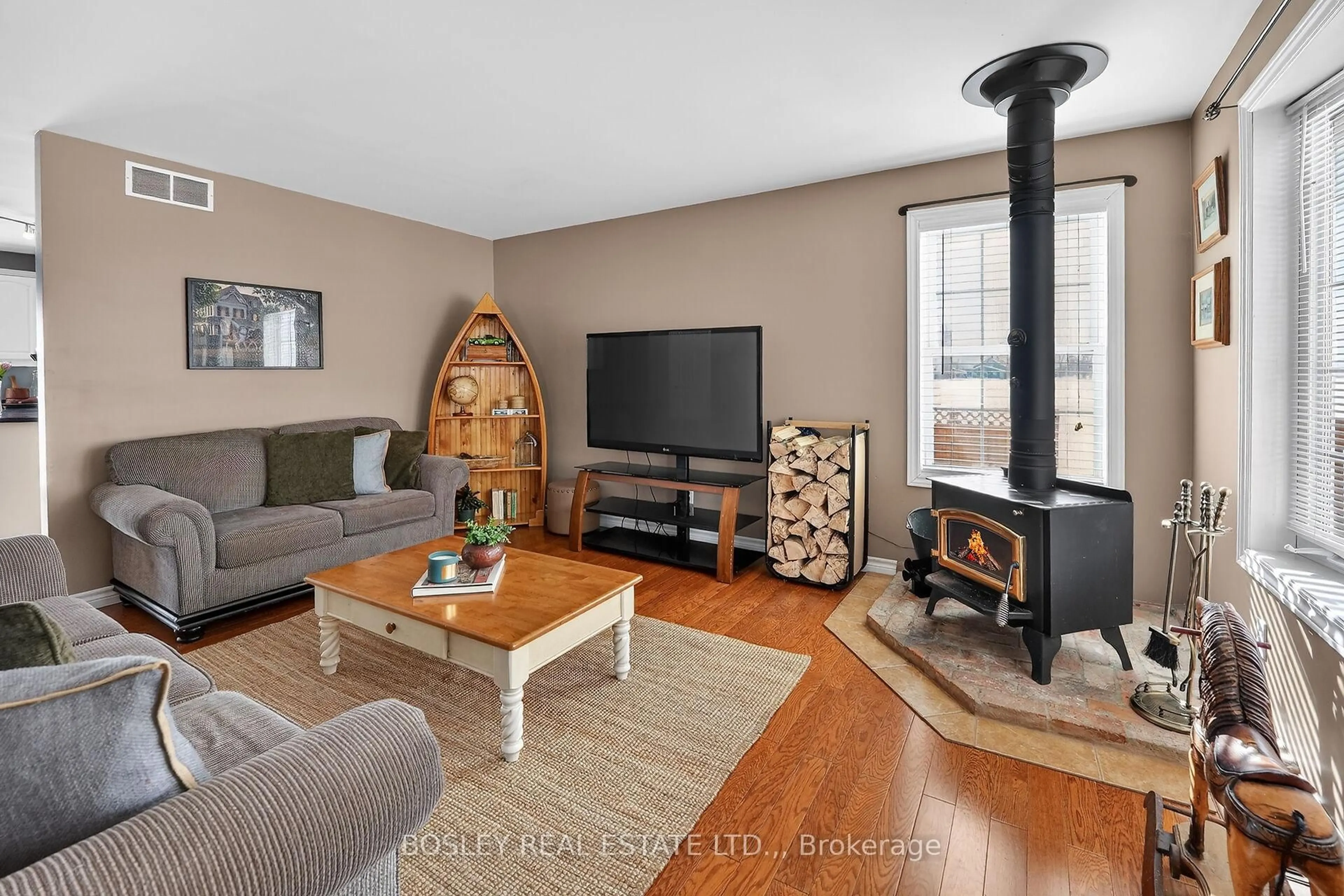 Living room with furniture, wood/laminate floor for 910 Holloway Bay Rd, Fort Erie Ontario L0S 1N0