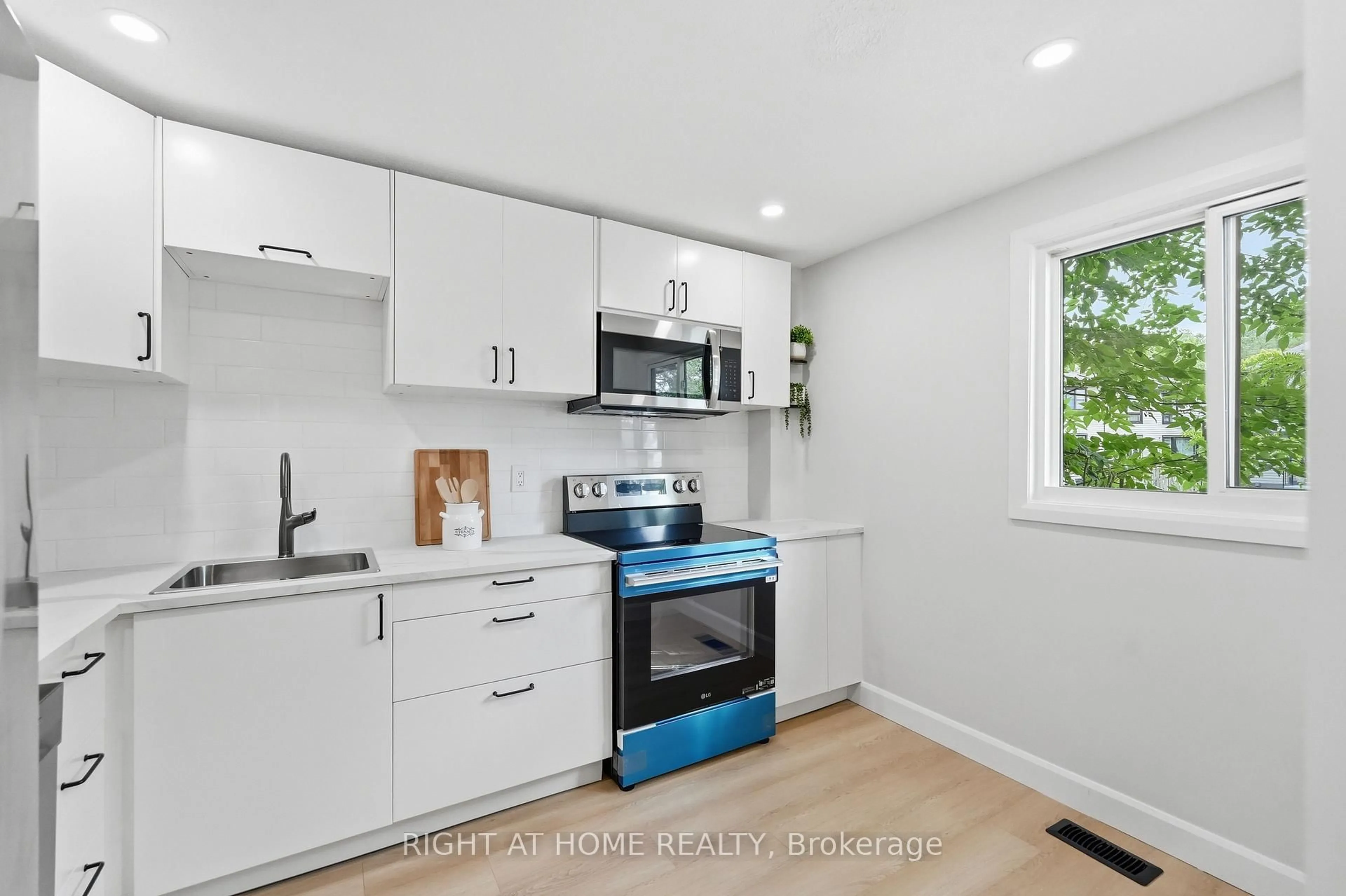 Standard kitchen, unknown for 7874 Jeanne D'arc Blvd #3, Ottawa Ontario K1C 2E9